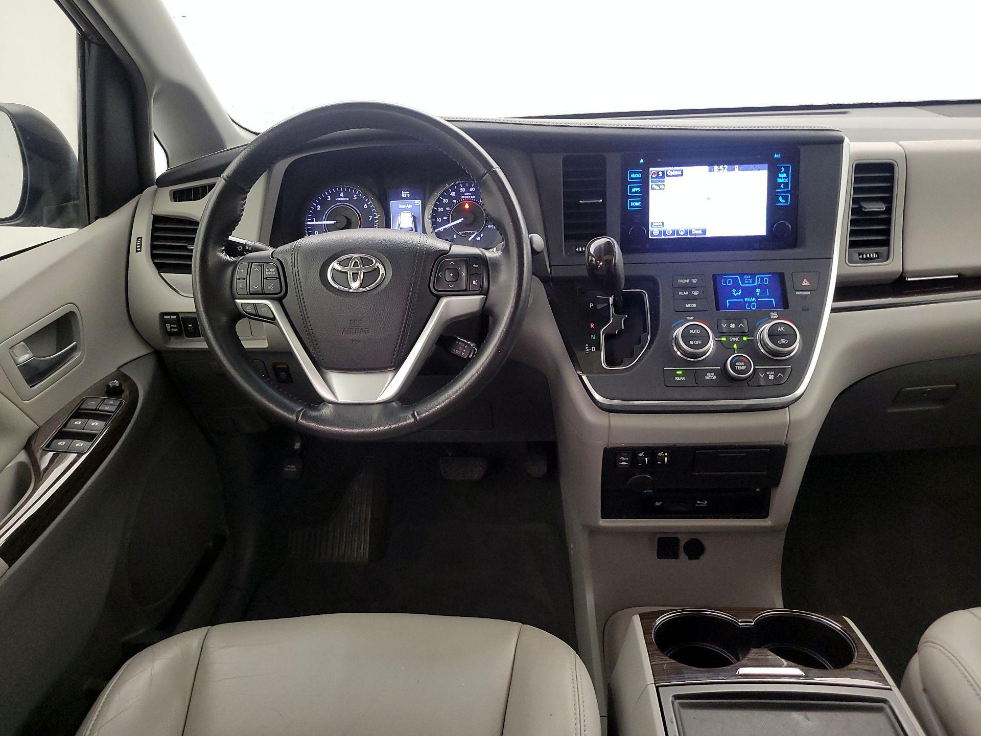 Thumbnail: 2016 Toyota Sienna - 10