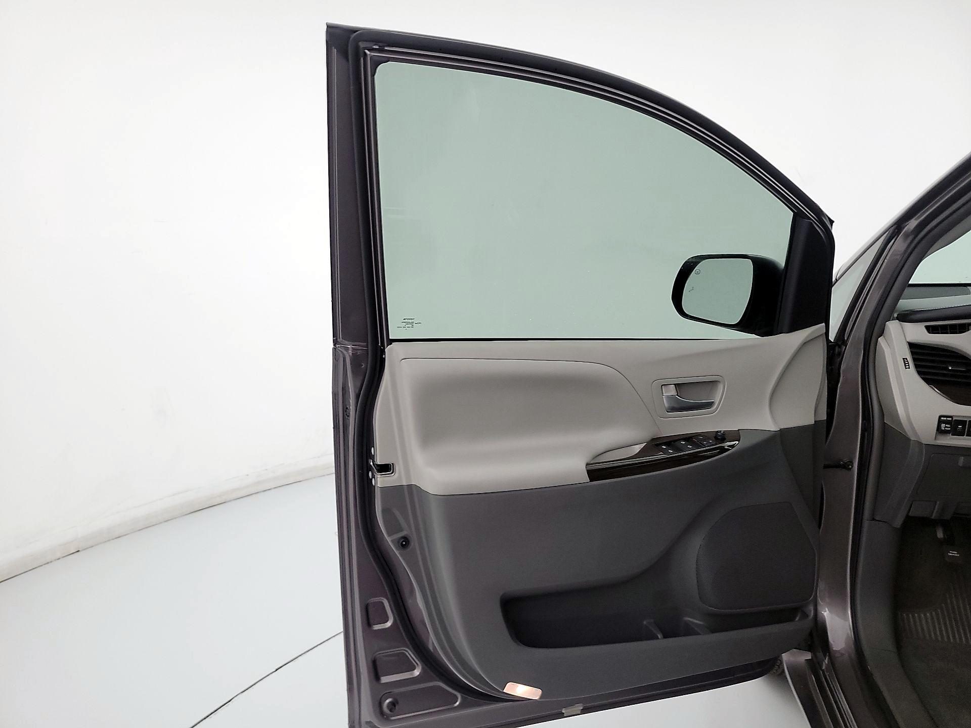 Thumbnail: 2016 Toyota Sienna - 12