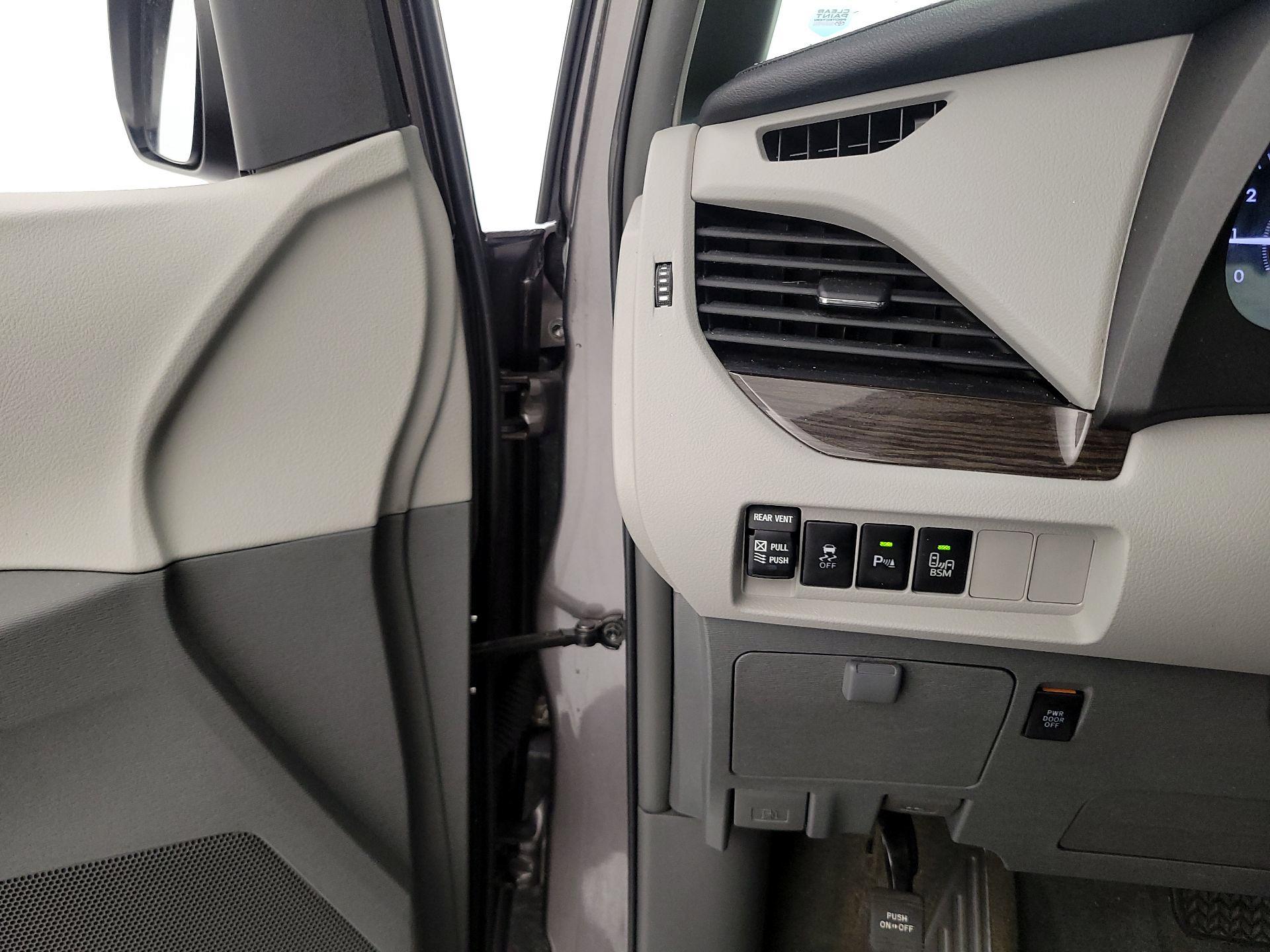 Thumbnail: 2016 Toyota Sienna - 13