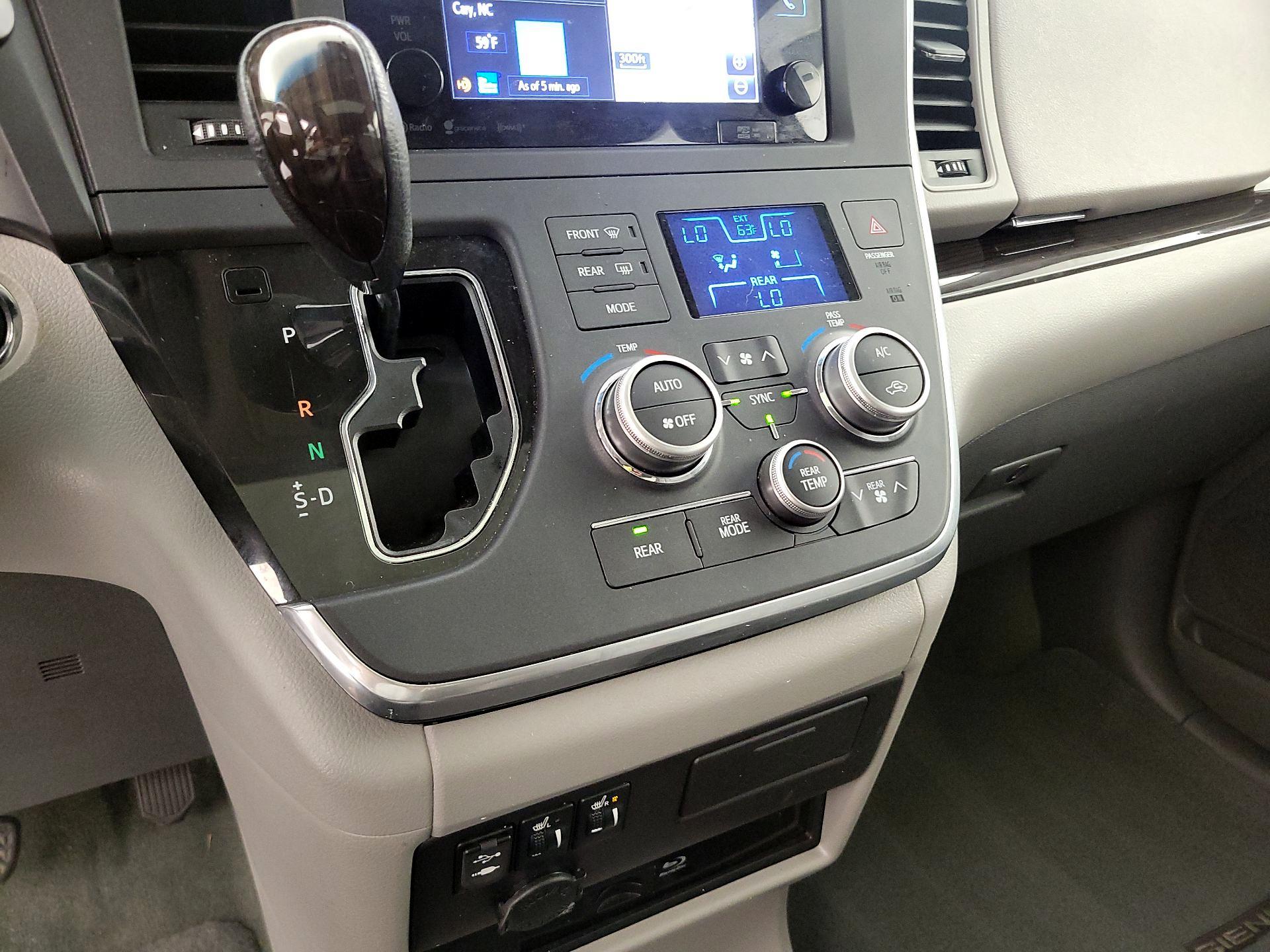 Thumbnail: 2016 Toyota Sienna - 18