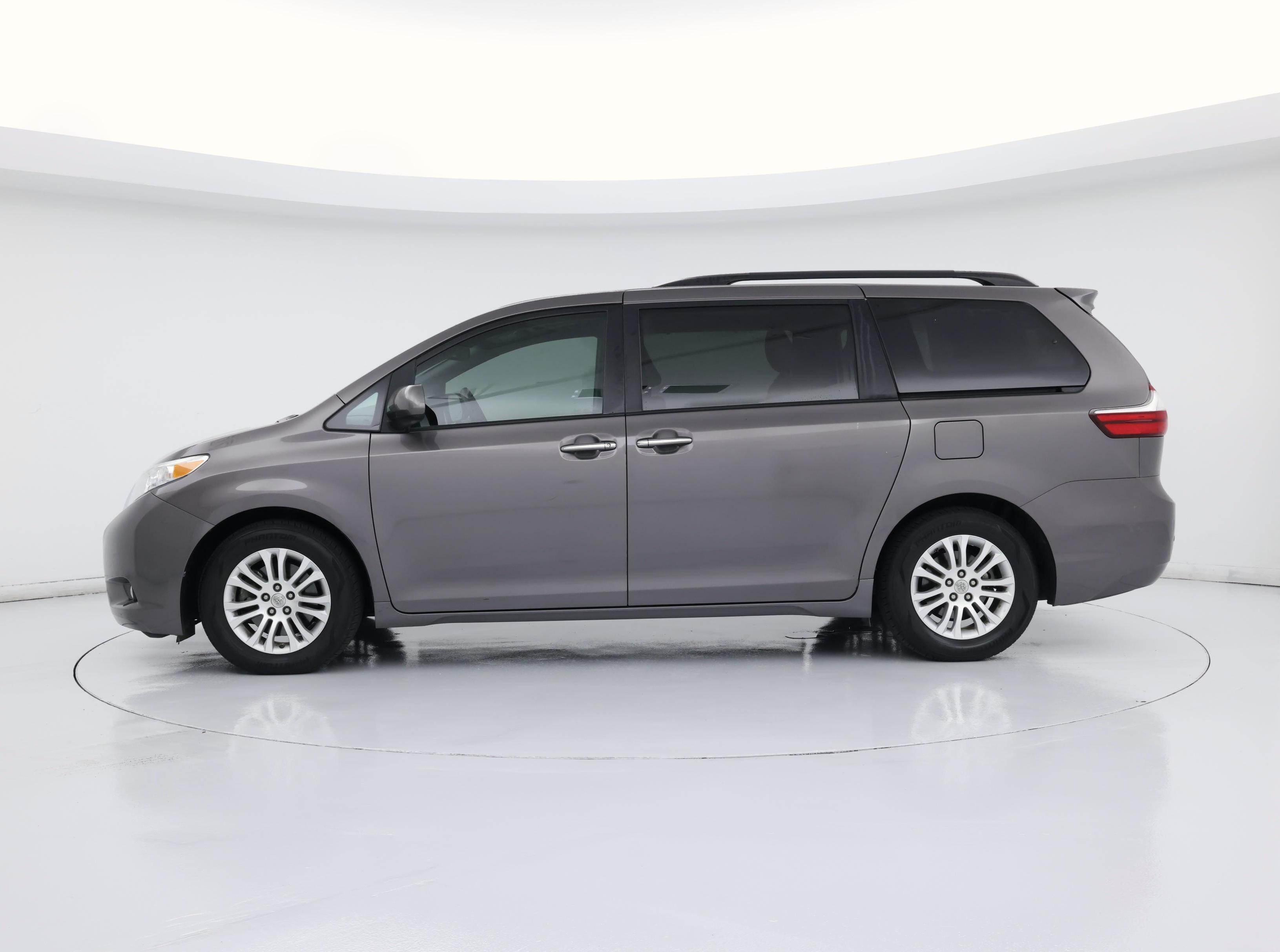 Thumbnail: 2016 Toyota Sienna - 3