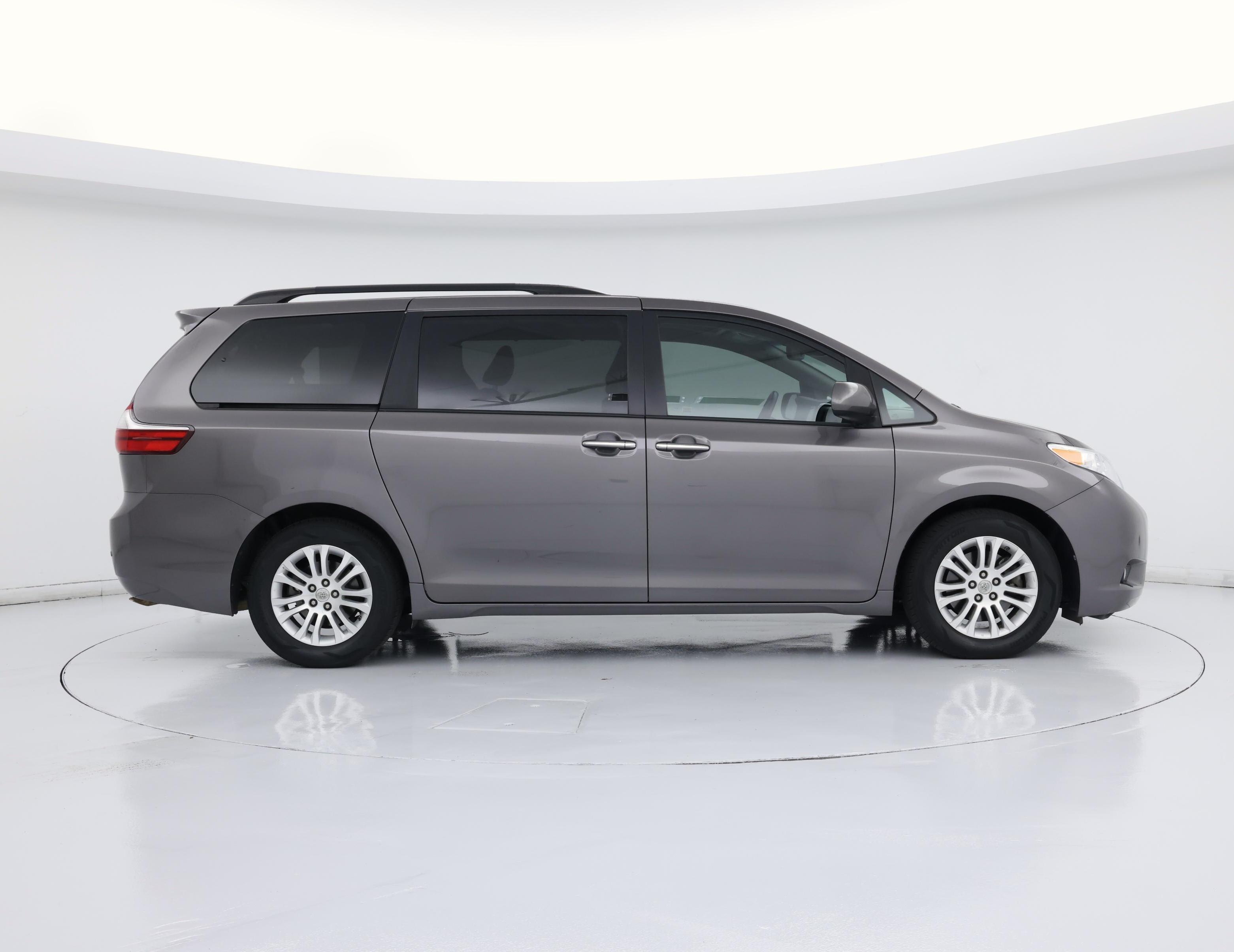 Thumbnail: 2016 Toyota Sienna - 7