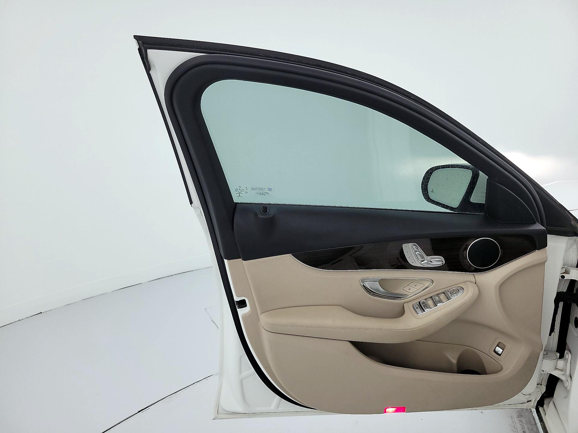 Thumbnail: 2016 Mercedes-Benz C-Class - 12