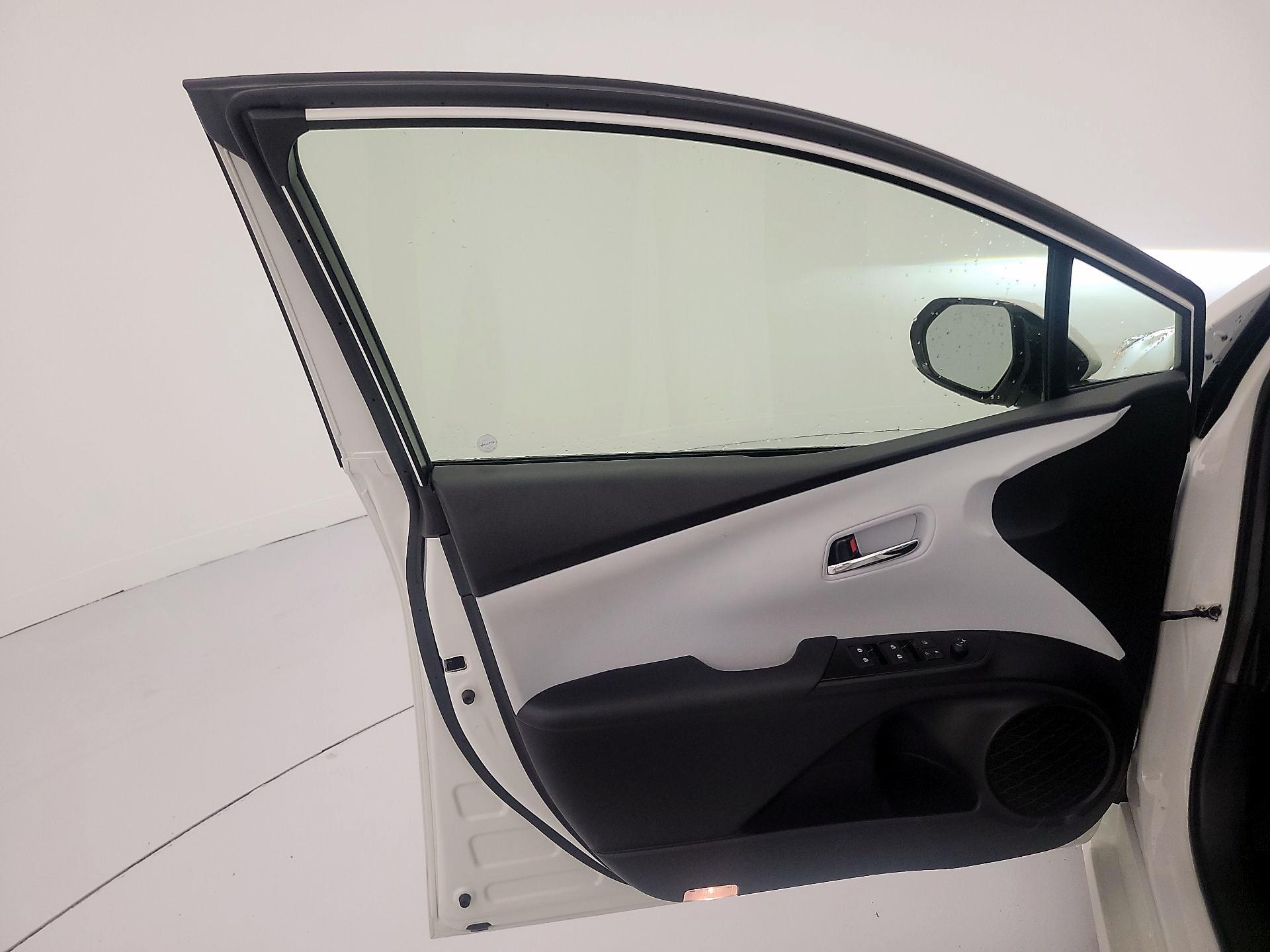 Thumbnail: 2016 Toyota Prius - 12