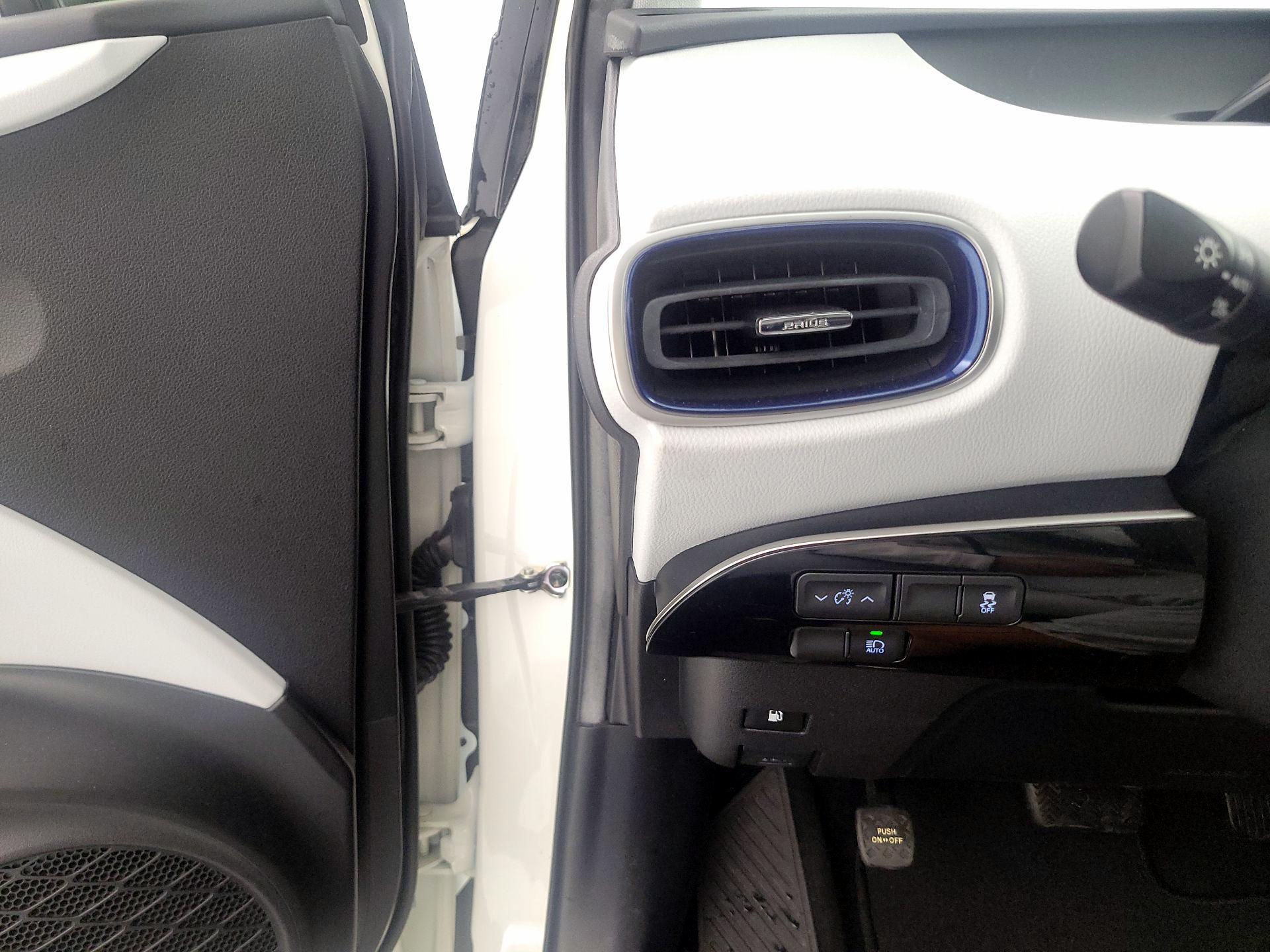 Thumbnail: 2016 Toyota Prius - 13