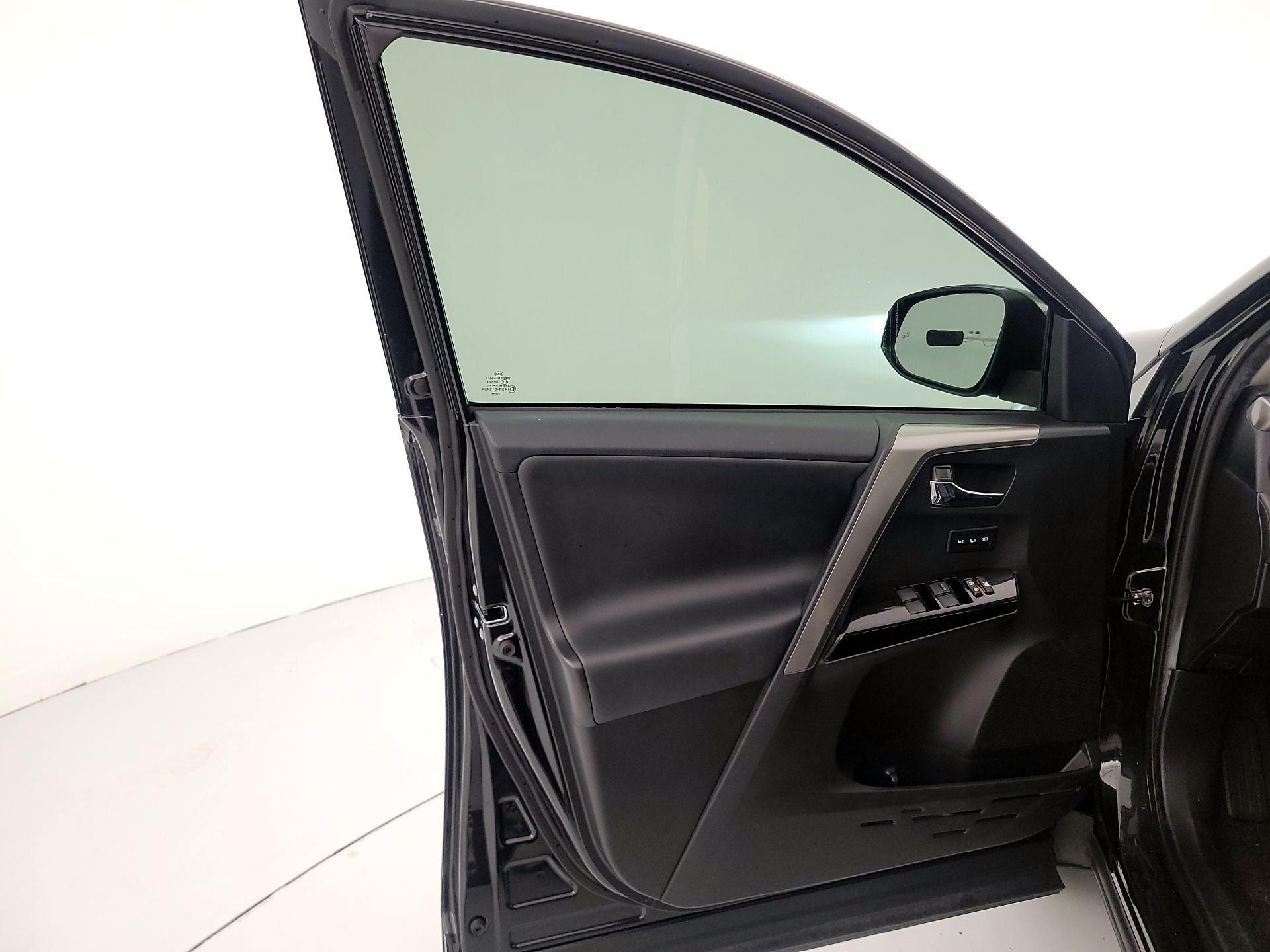 Thumbnail: 2016 Toyota RAV4 - 12