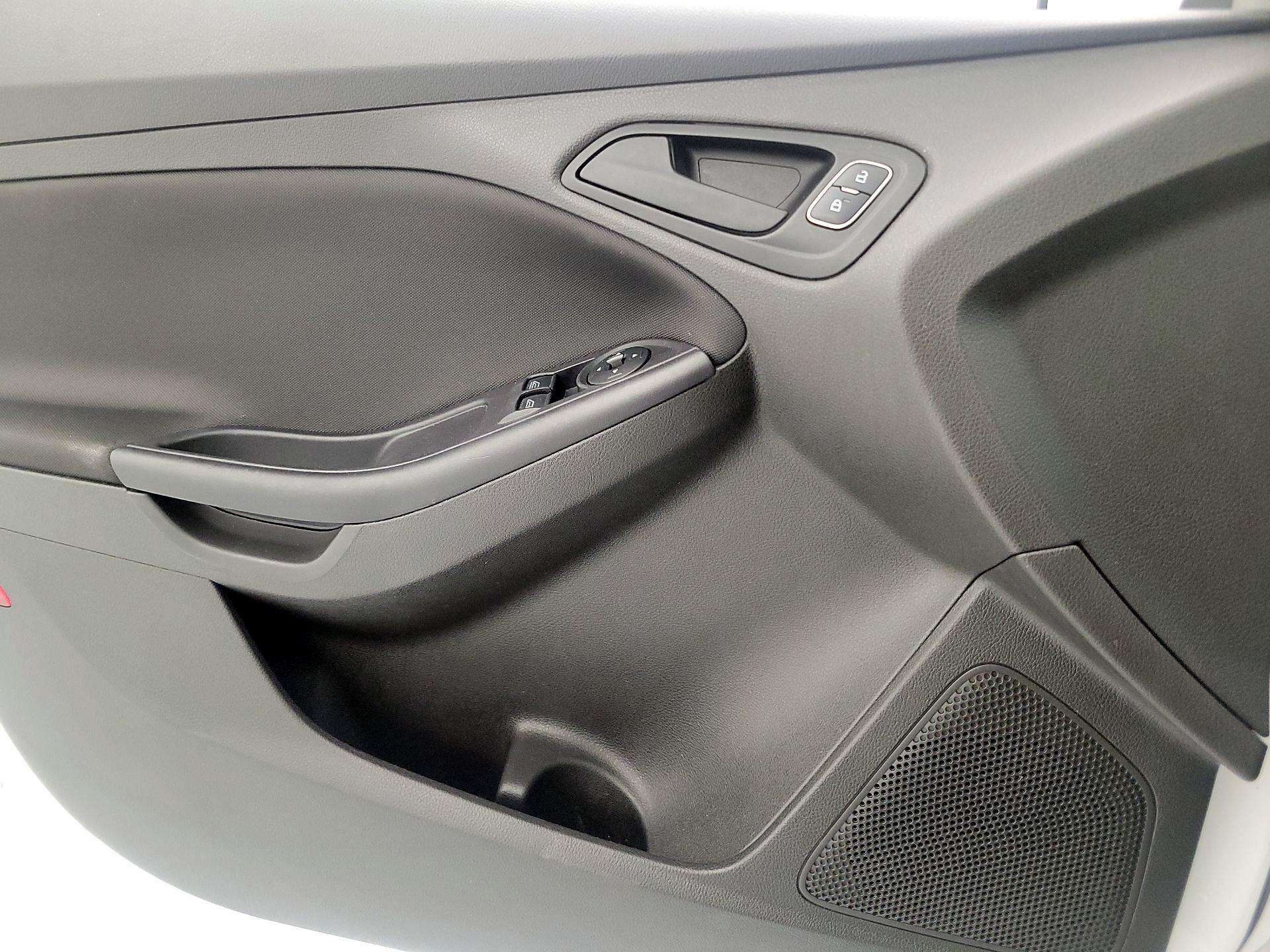 Thumbnail: 2015 Ford Focus - 12