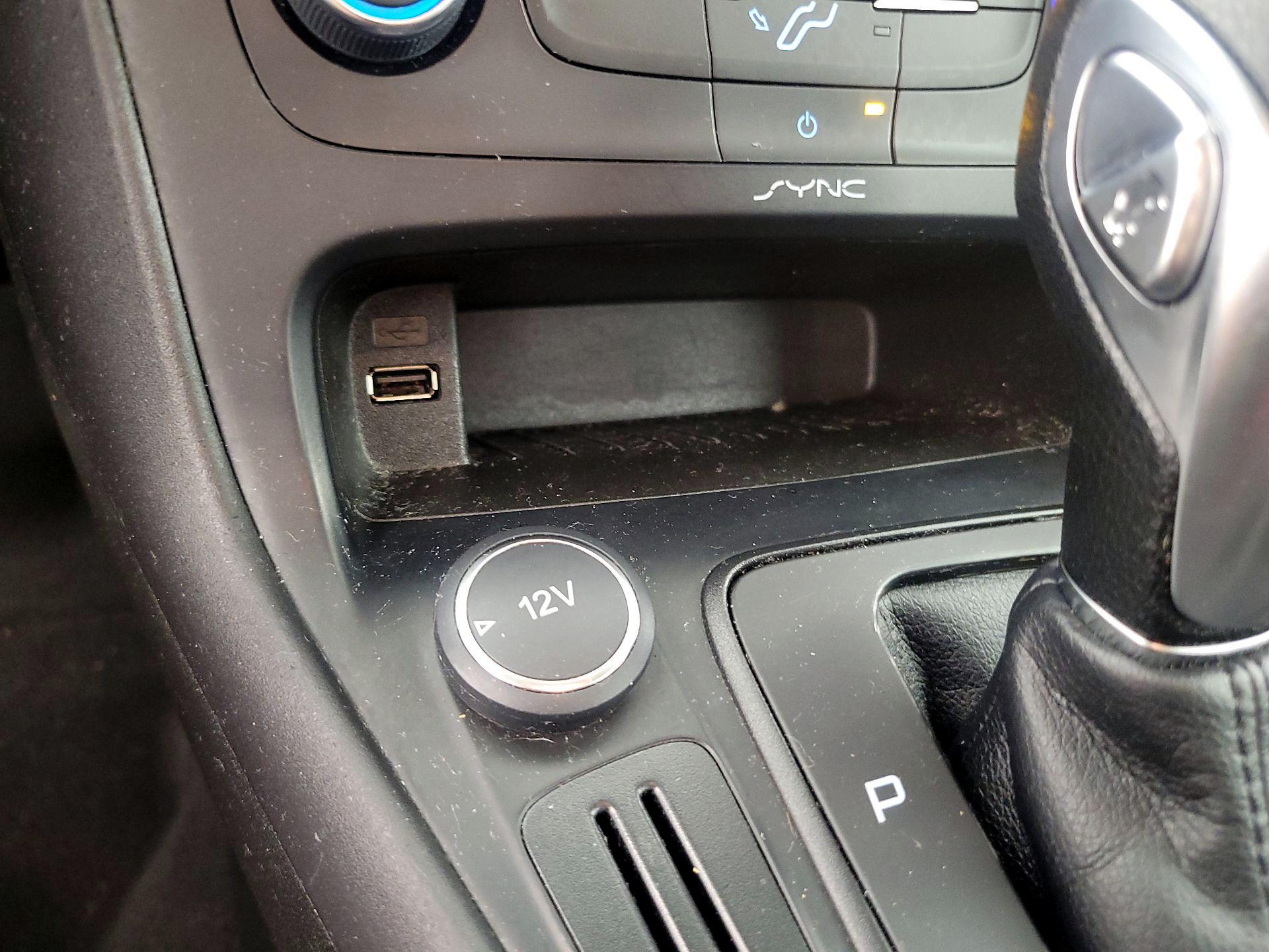 Thumbnail: 2015 Ford Focus - 18