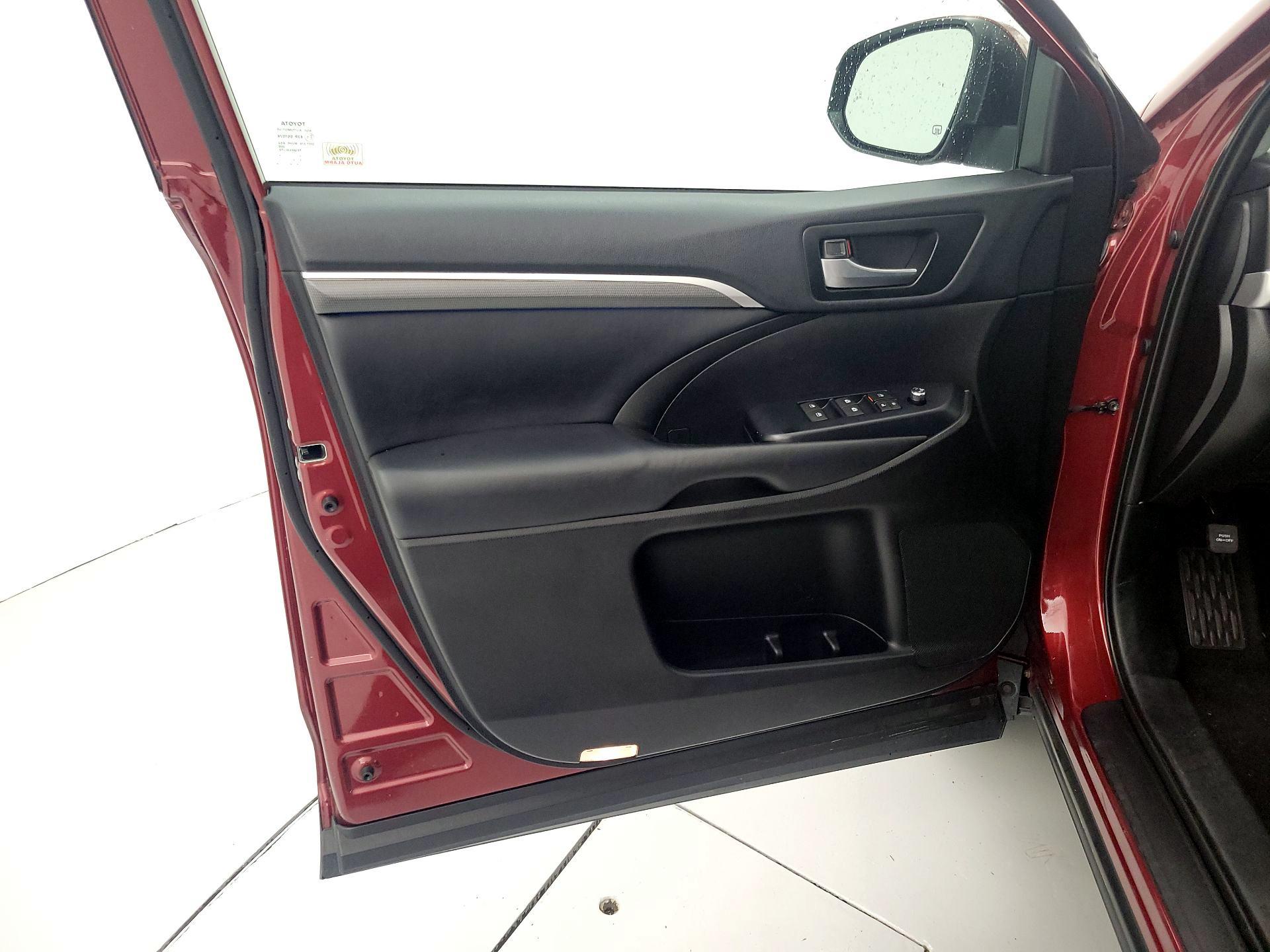 Thumbnail: 2019 Toyota Highlander - 12