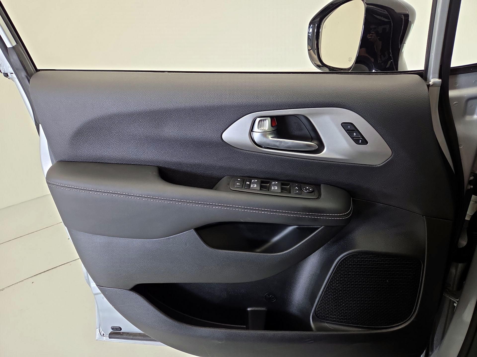 Thumbnail: 2023 Chrysler Pacifica - 12