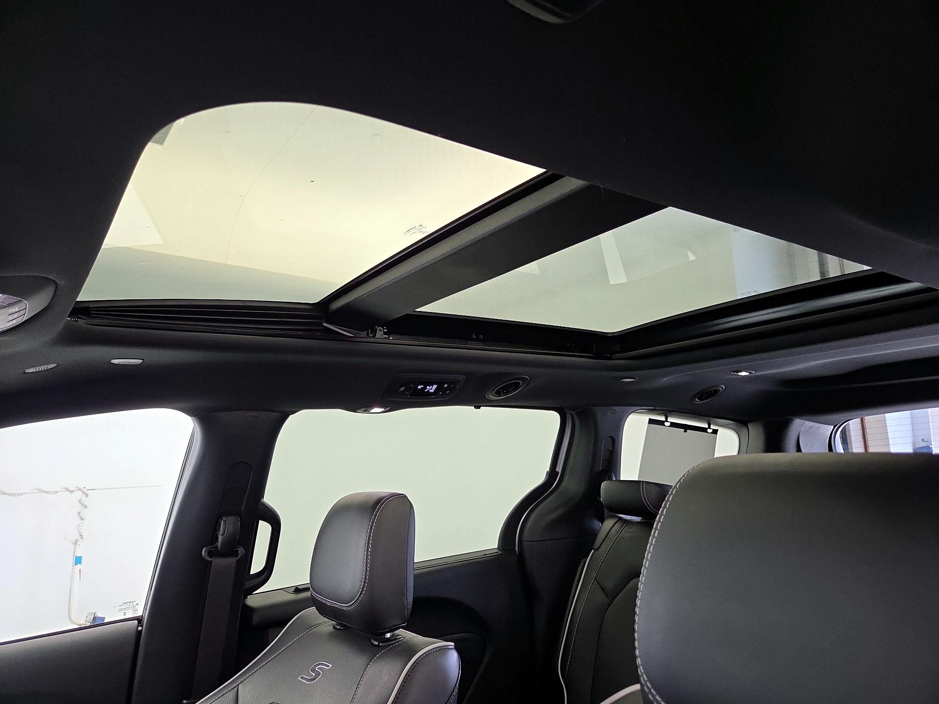 Thumbnail: 2023 Chrysler Pacifica - 20