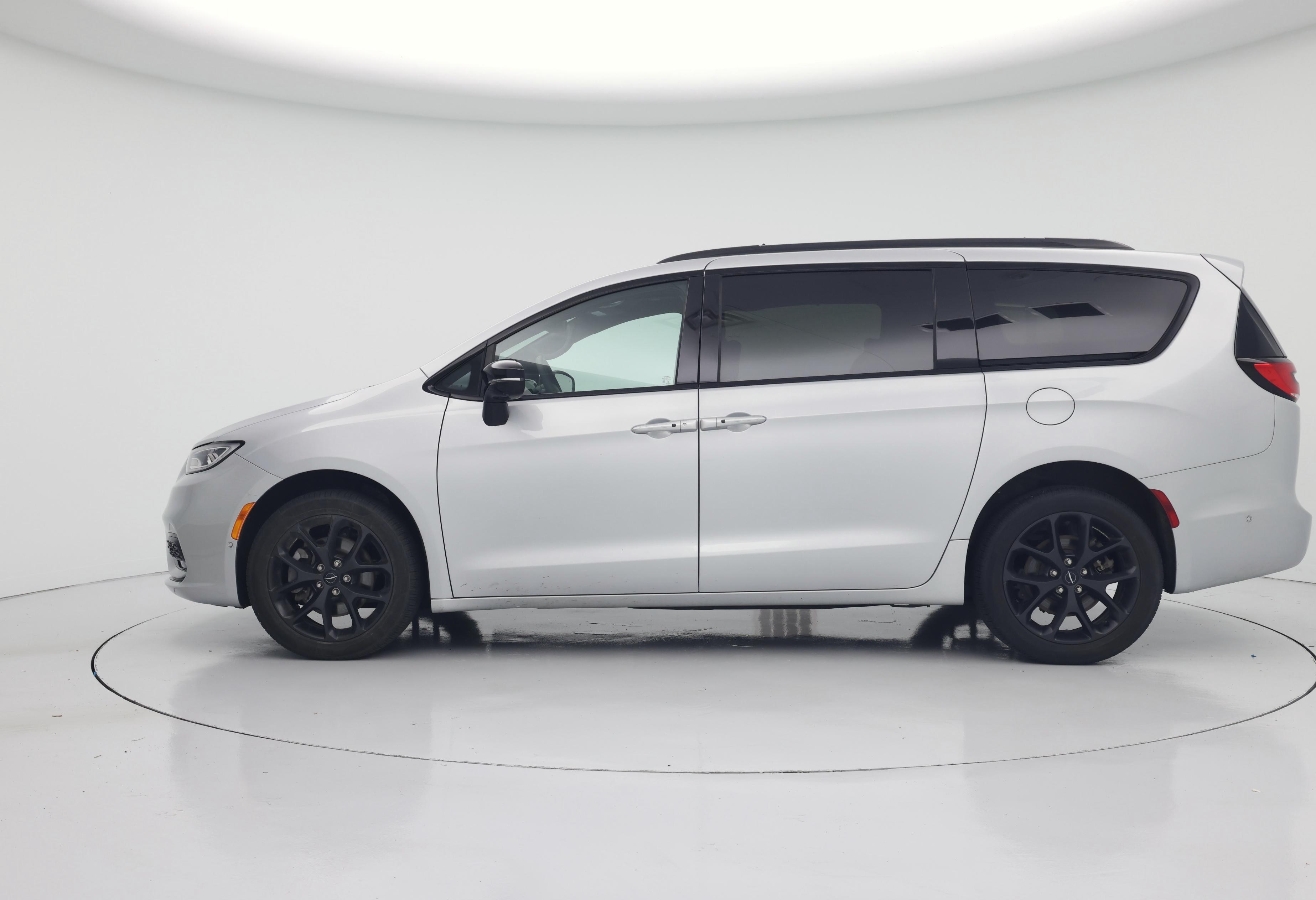 Thumbnail: 2023 Chrysler Pacifica - 3
