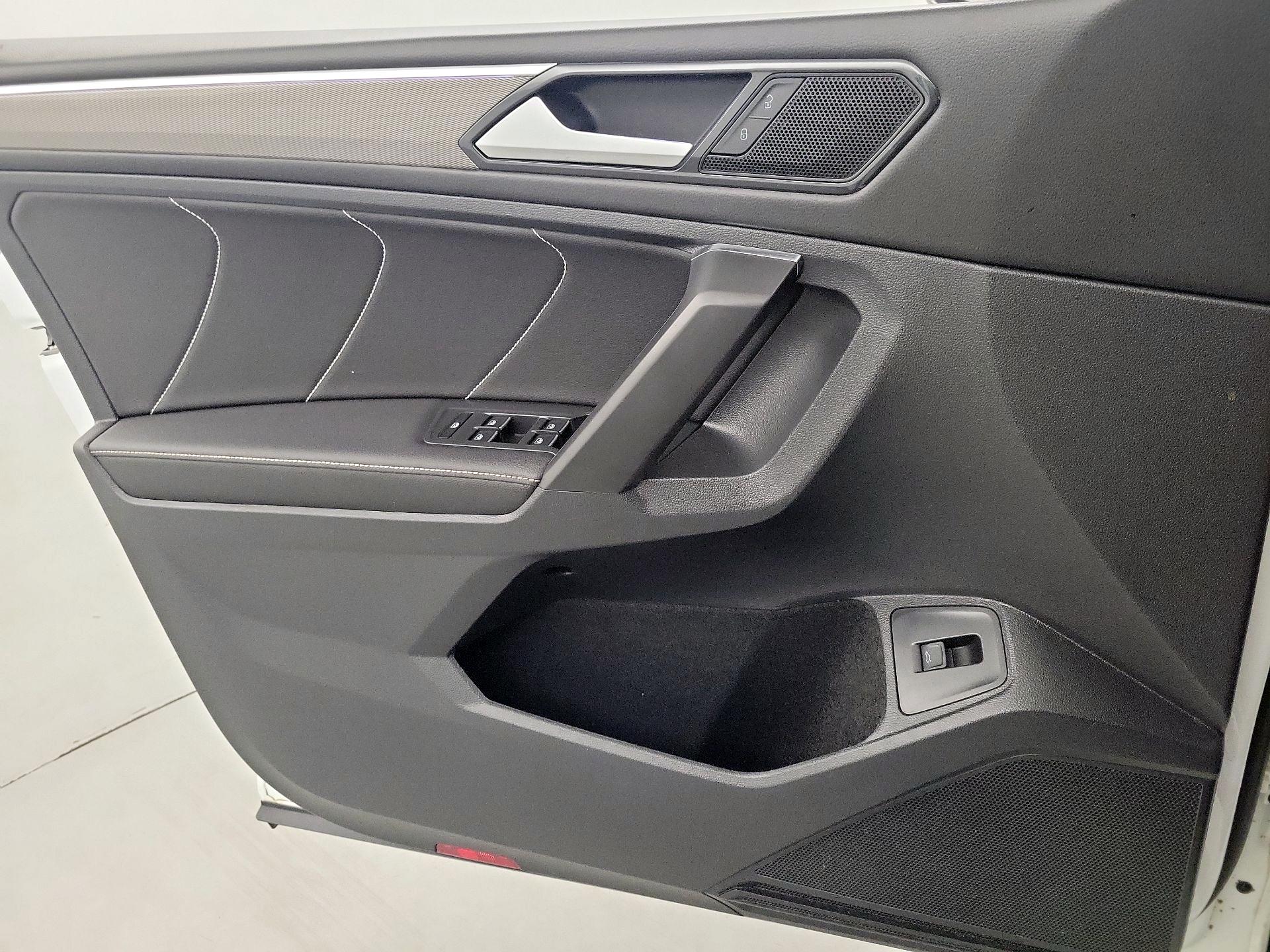 Thumbnail: 2023 Volkswagen Tiguan - 12