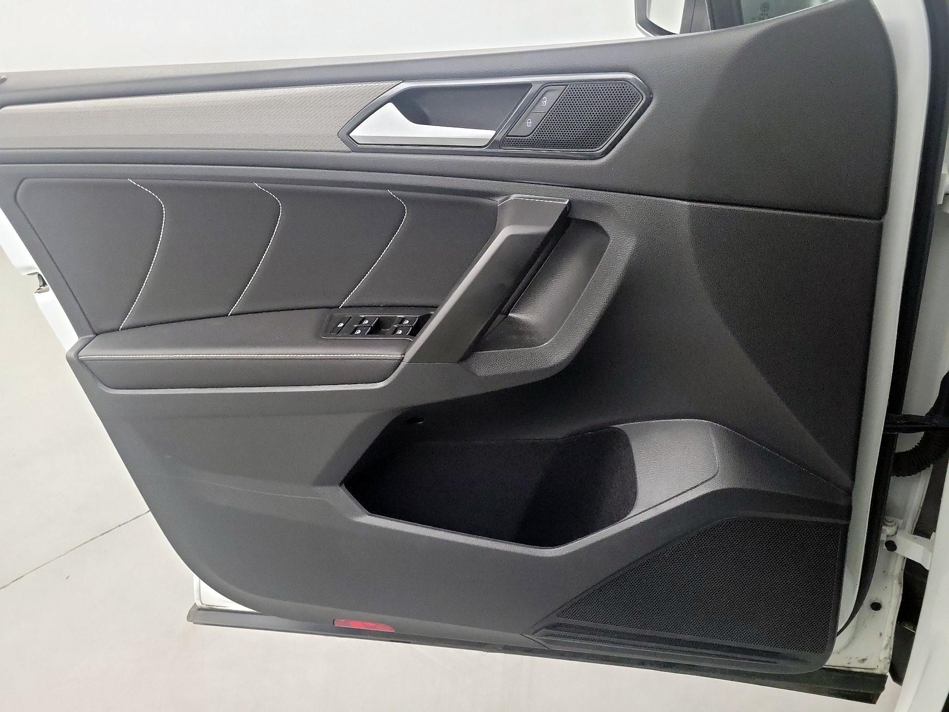 Thumbnail: 2023 Volkswagen Tiguan - 12