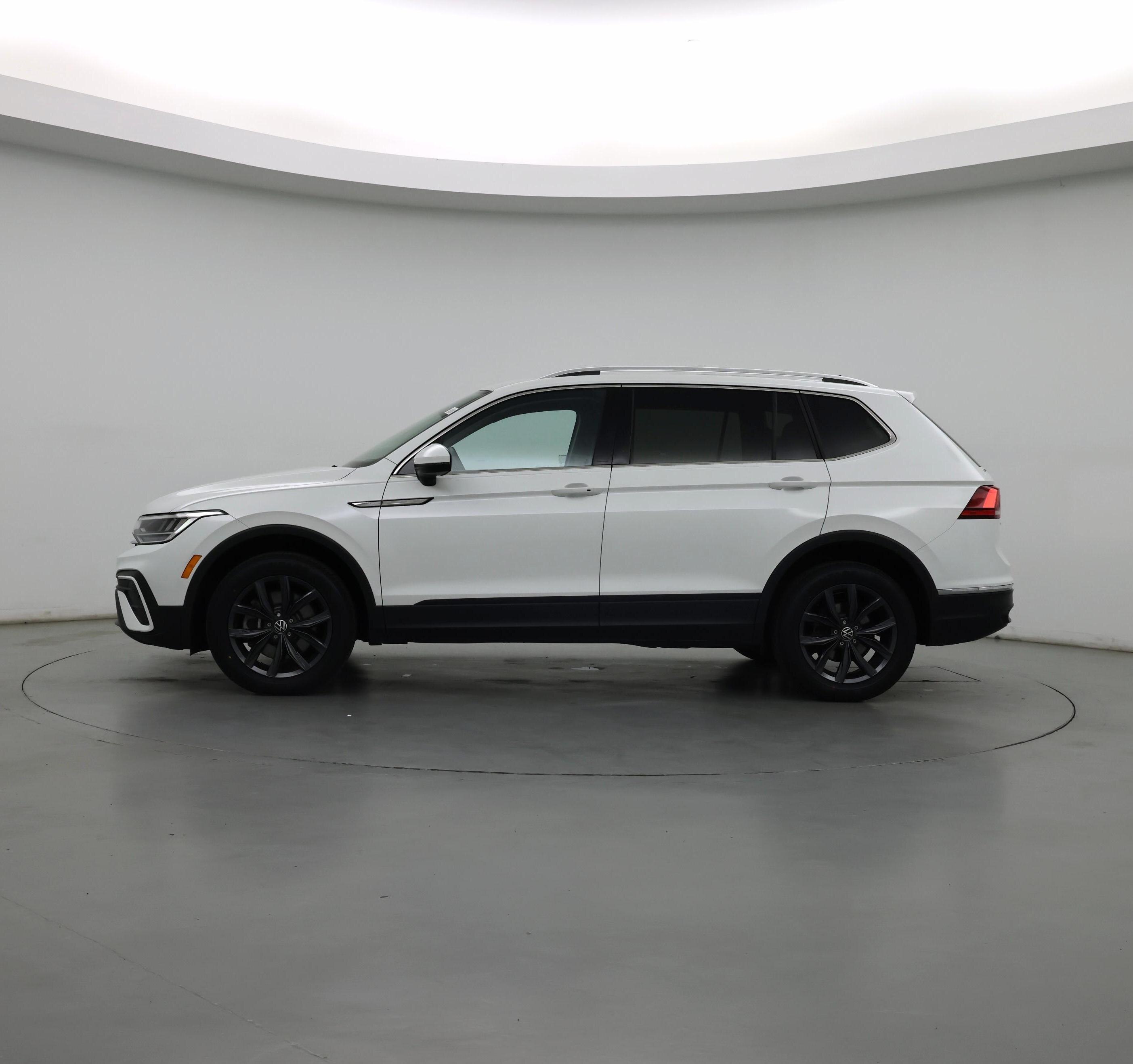 Thumbnail: 2023 Volkswagen Tiguan - 3