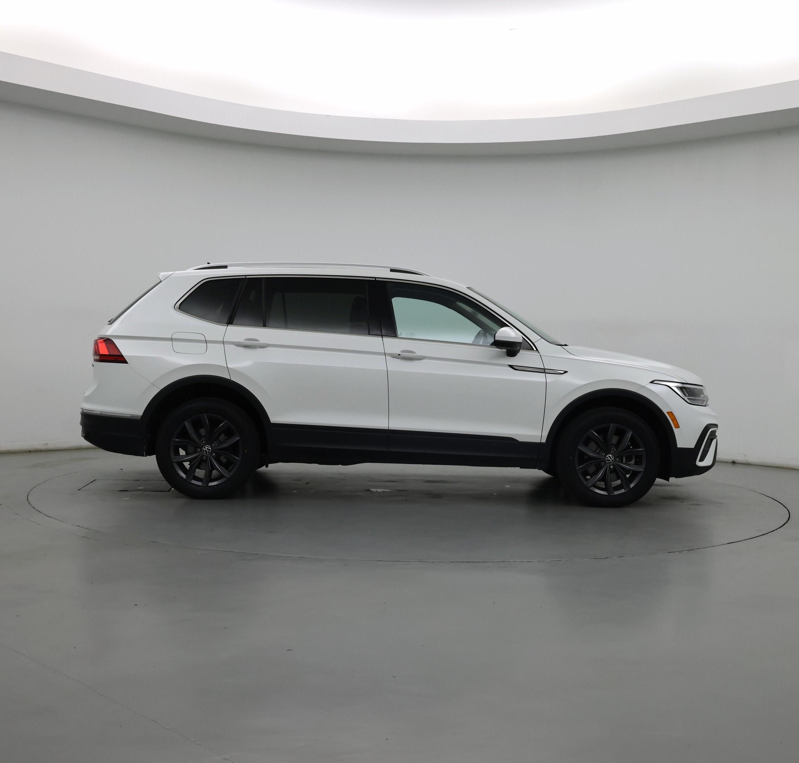 Thumbnail: 2023 Volkswagen Tiguan - 7