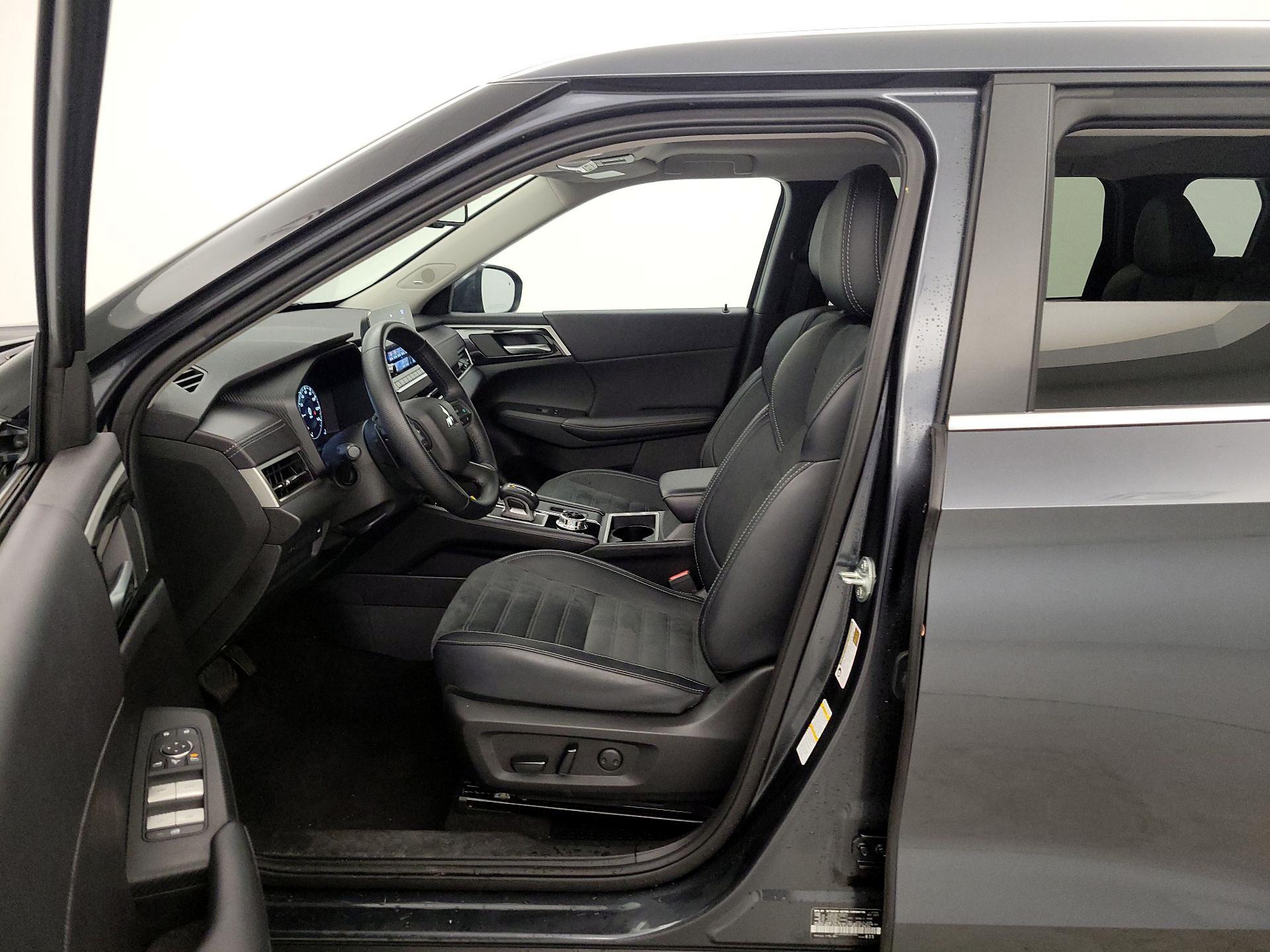 Thumbnail: 2024 Mitsubishi Outlander - 11