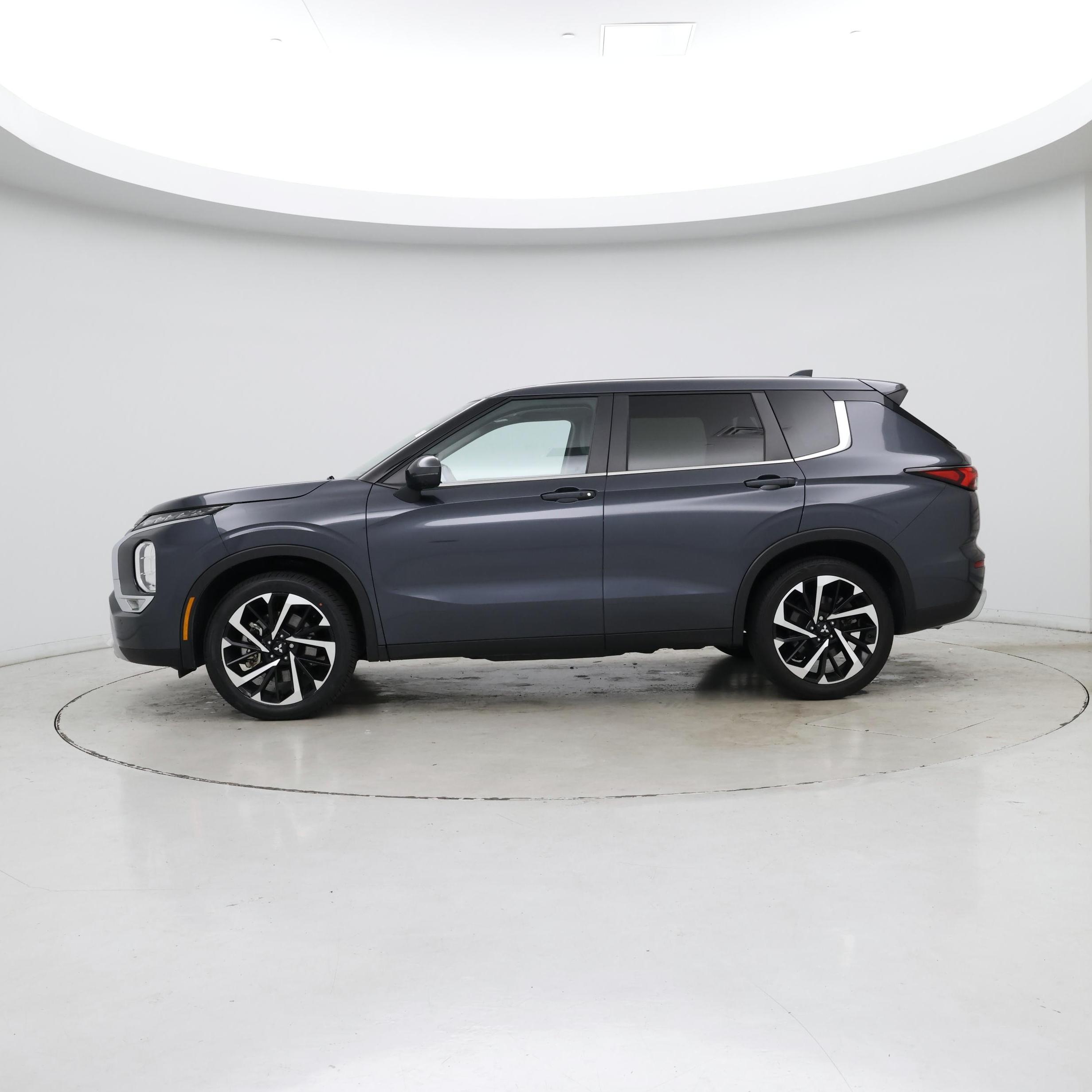 Thumbnail: 2024 Mitsubishi Outlander - 3