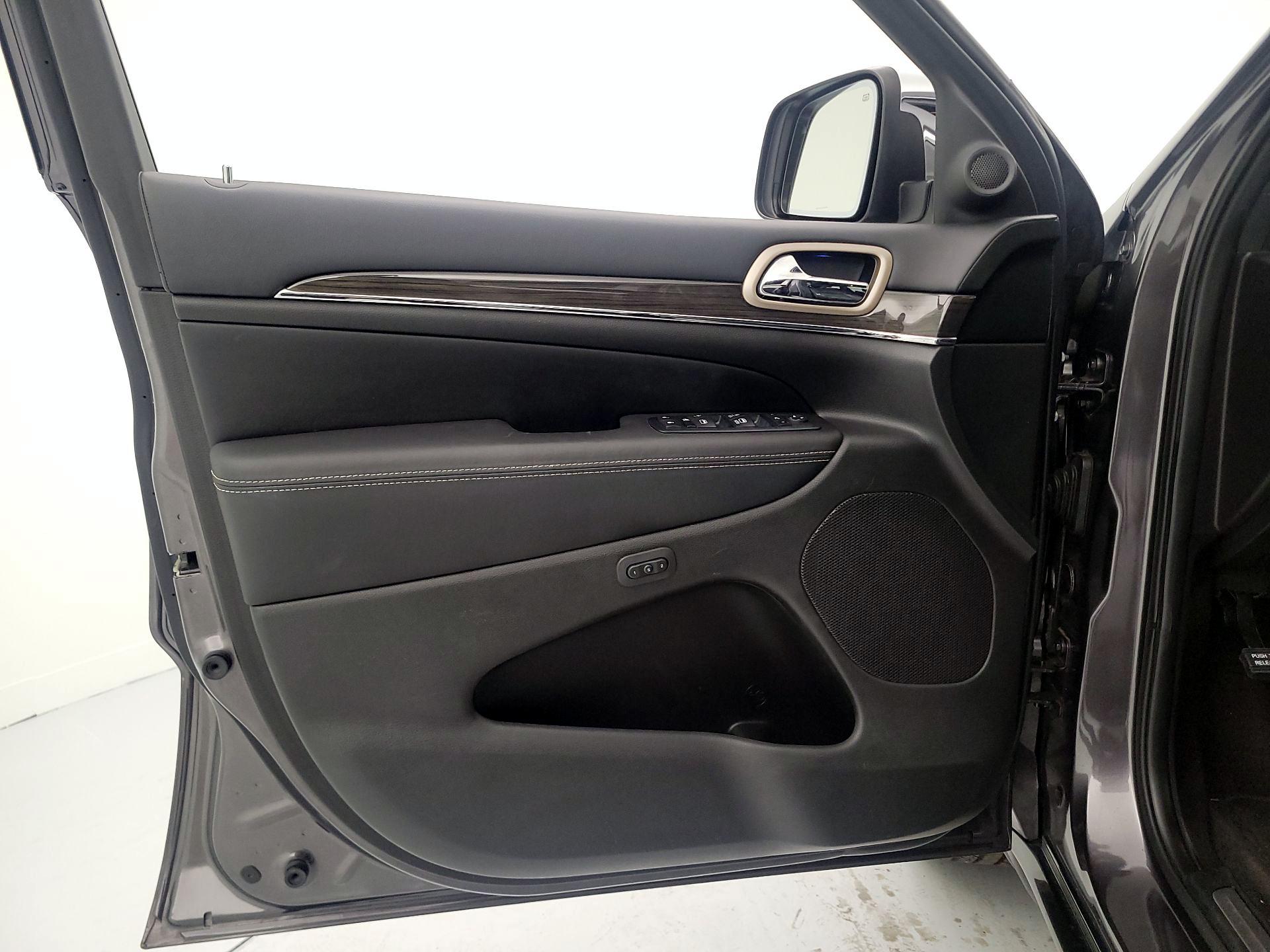 Thumbnail: 2015 Jeep Grand Cherokee - 12