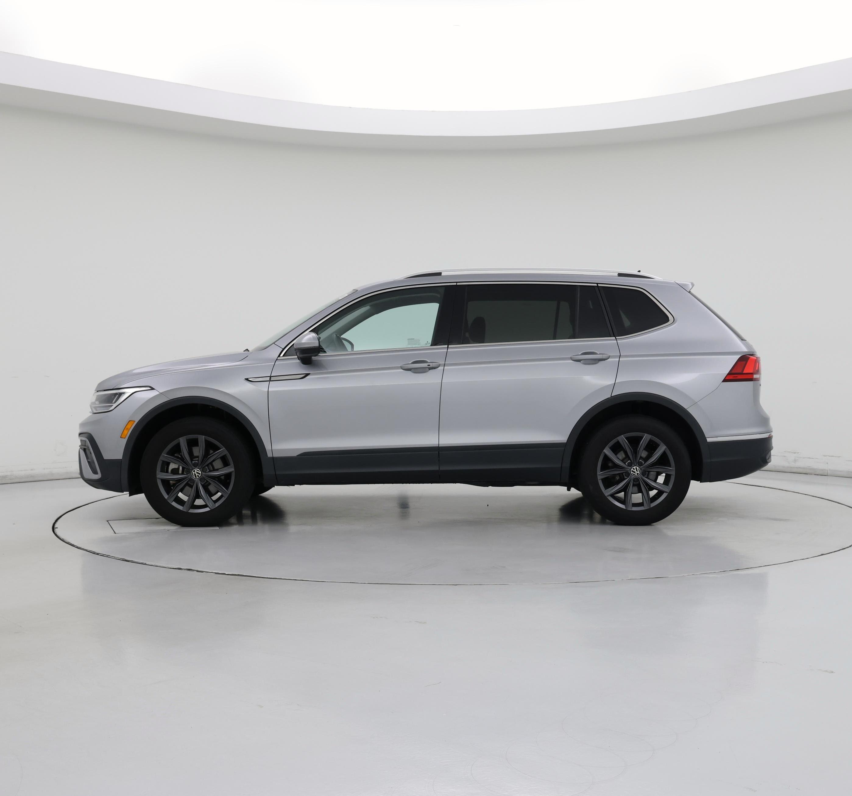 Thumbnail: 2023 Volkswagen Tiguan - 3