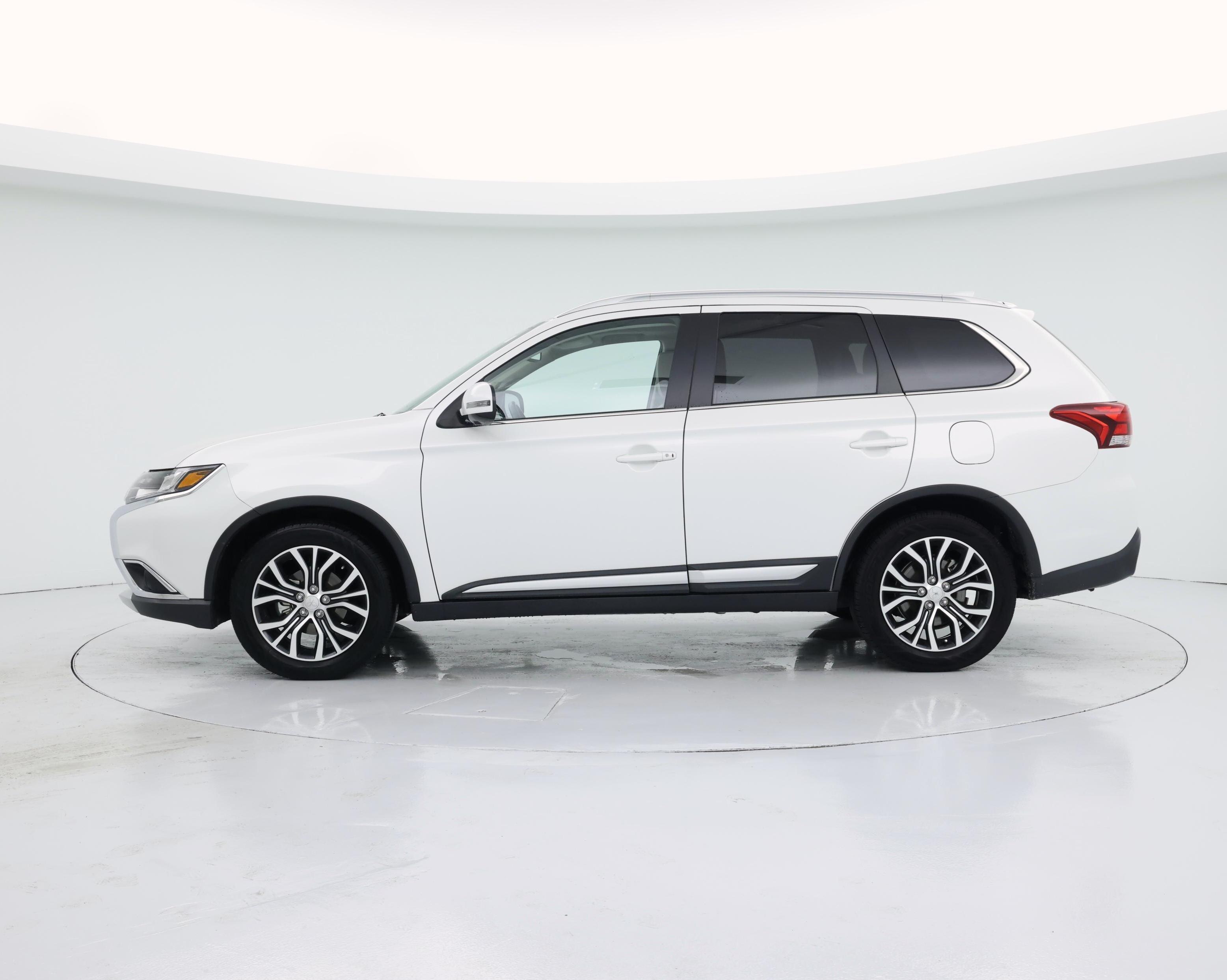 Thumbnail: 2018 Mitsubishi Outlander - 3