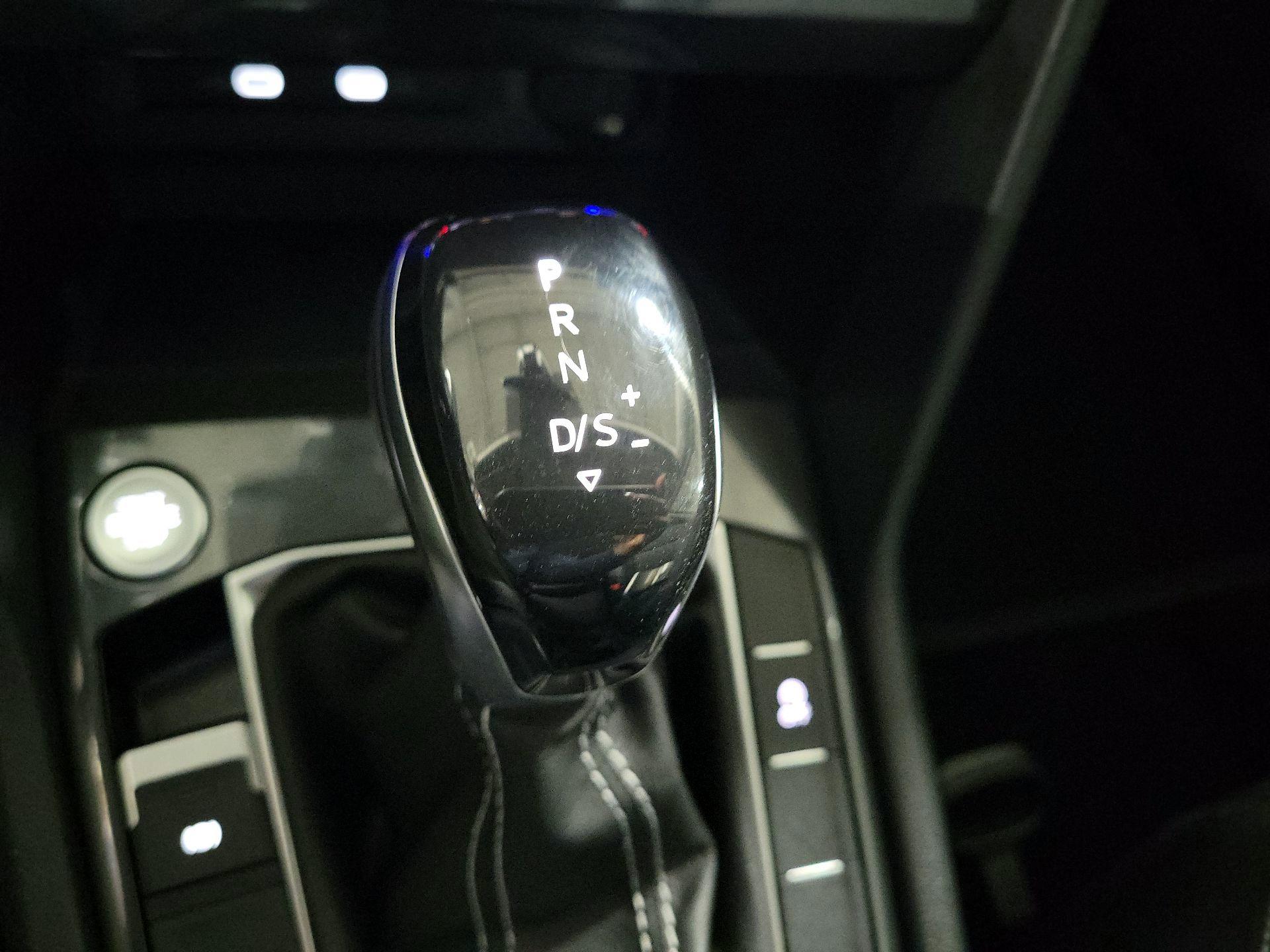 Thumbnail: 2023 Volkswagen Tiguan - 17