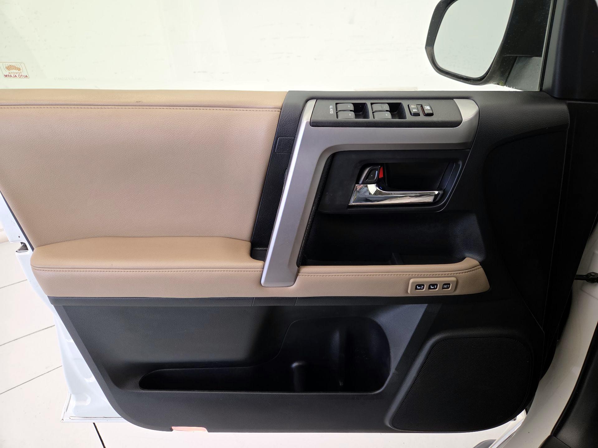 Thumbnail: 2015 Toyota 4Runner - 12