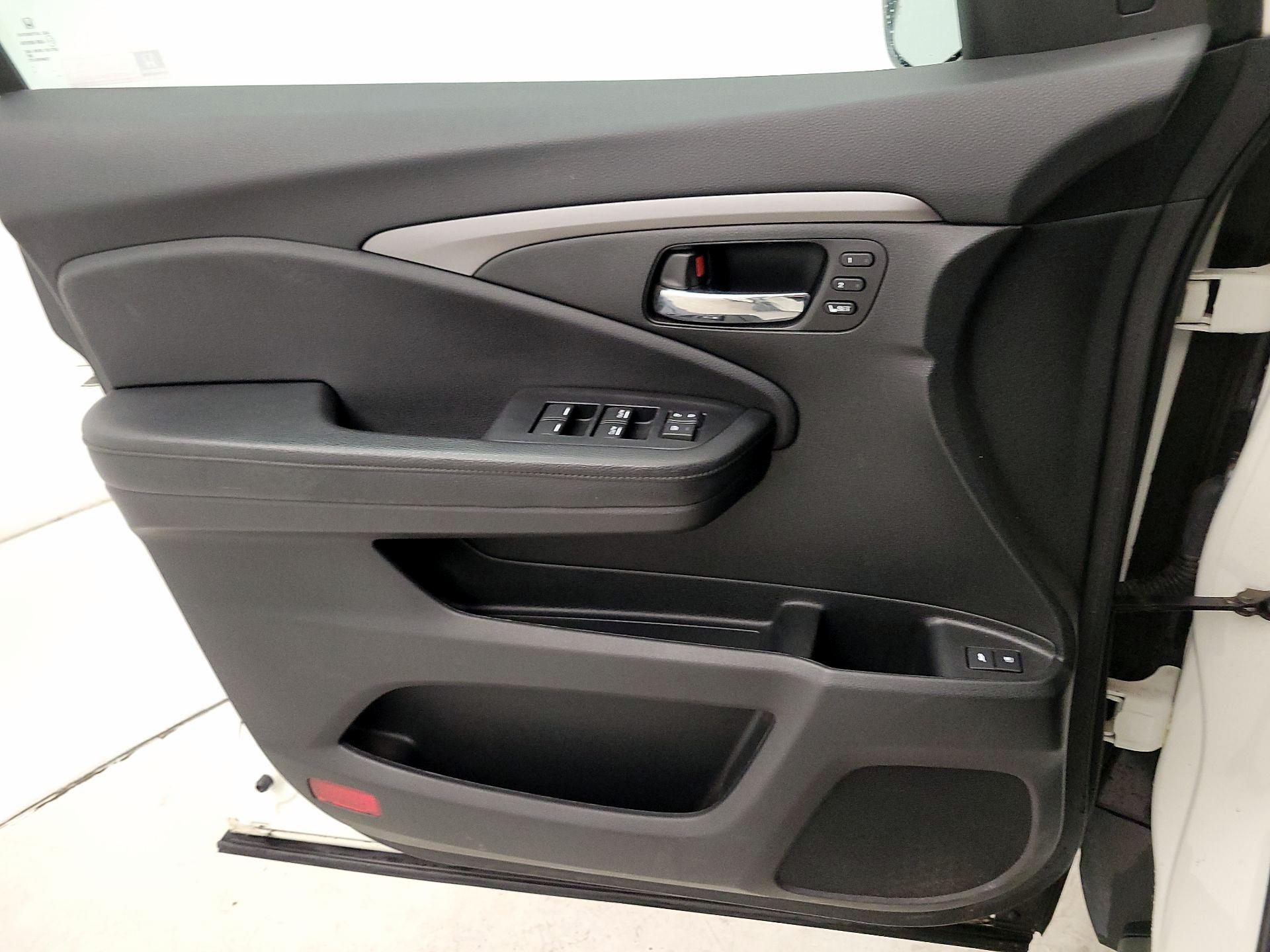 Thumbnail: 2019 Honda Pilot - 12