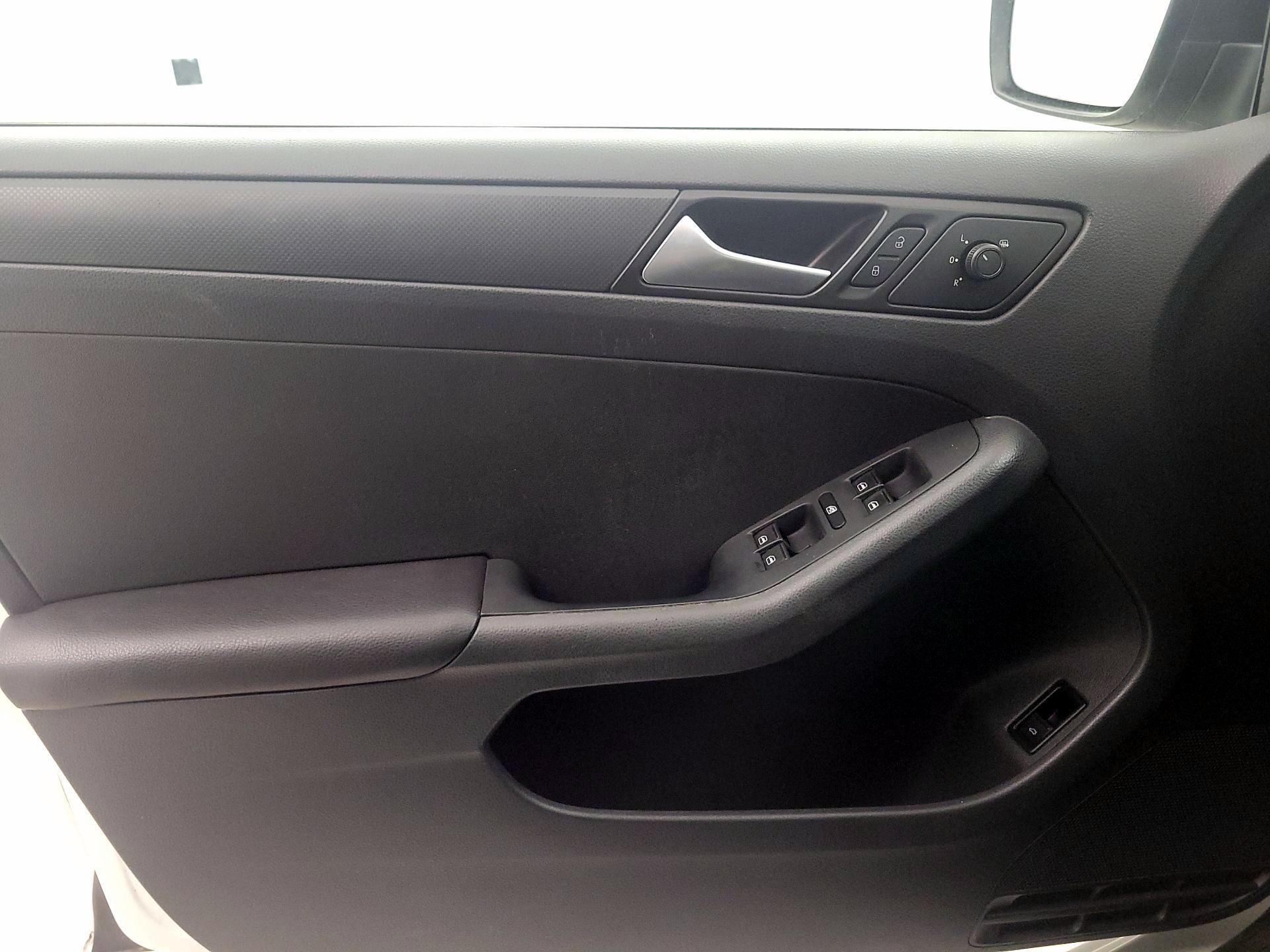 Thumbnail: 2016 Volkswagen Jetta - 12