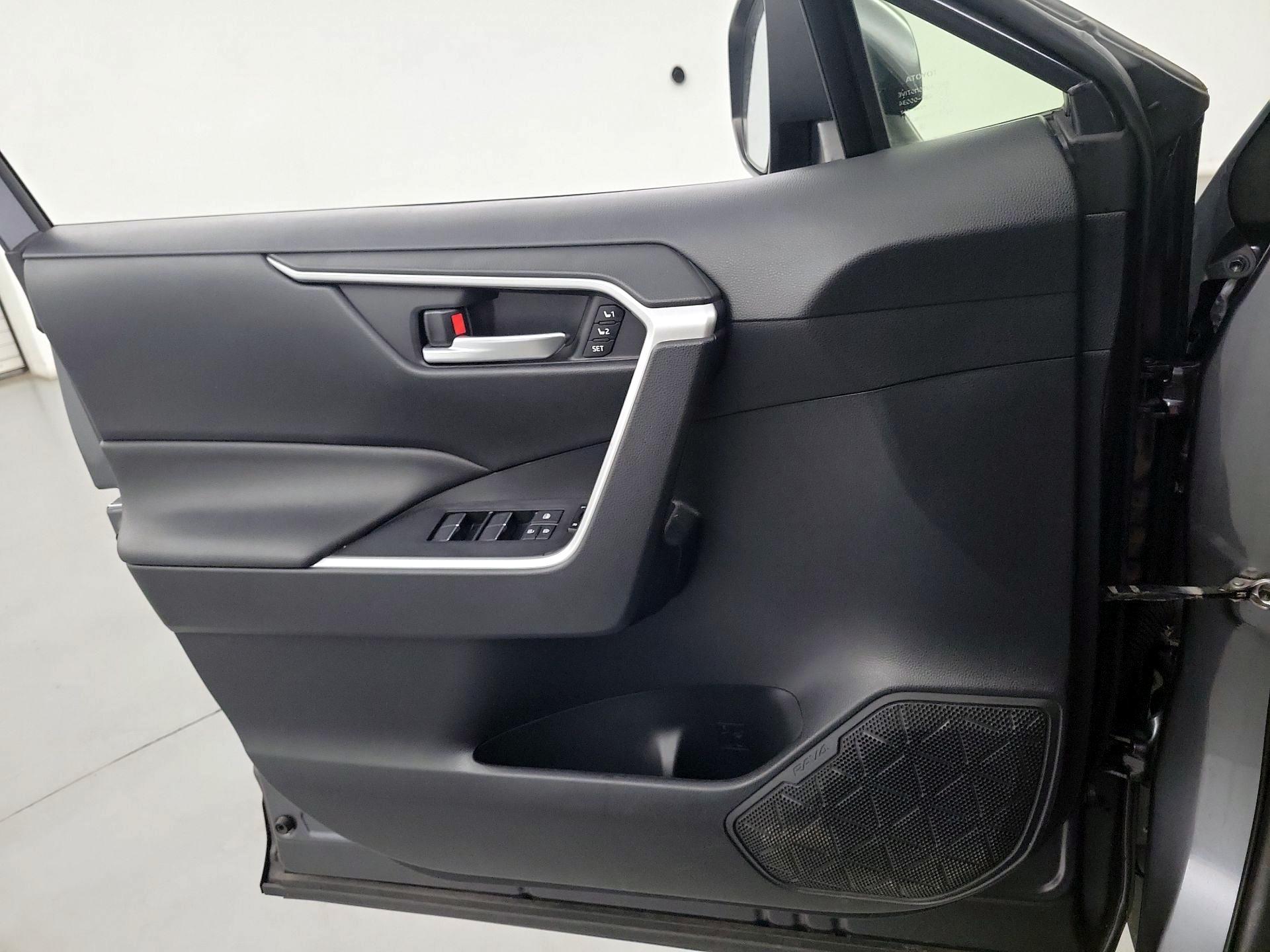 Thumbnail: 2020 Toyota RAV4 - 12