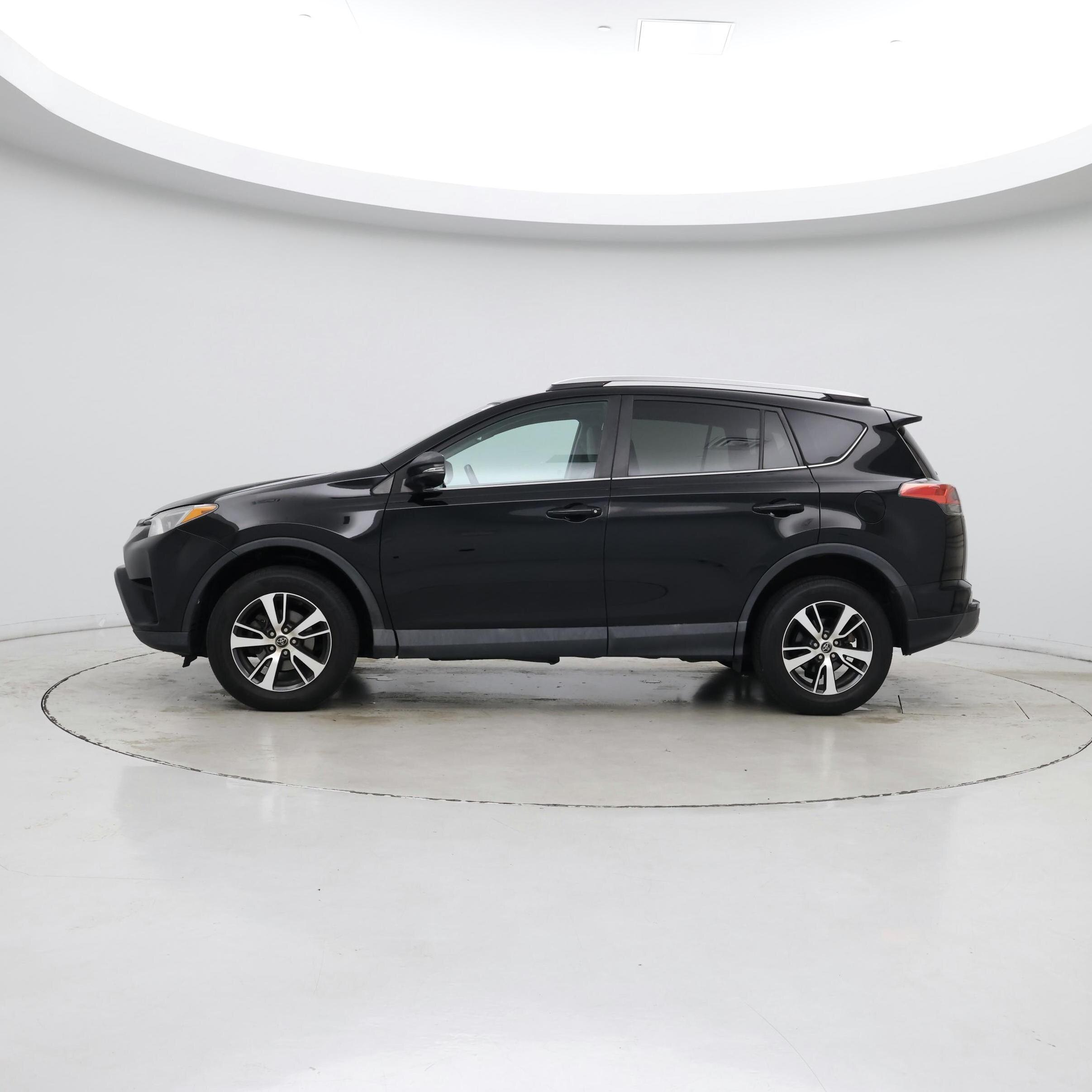 Thumbnail: 2016 Toyota RAV4 - 3