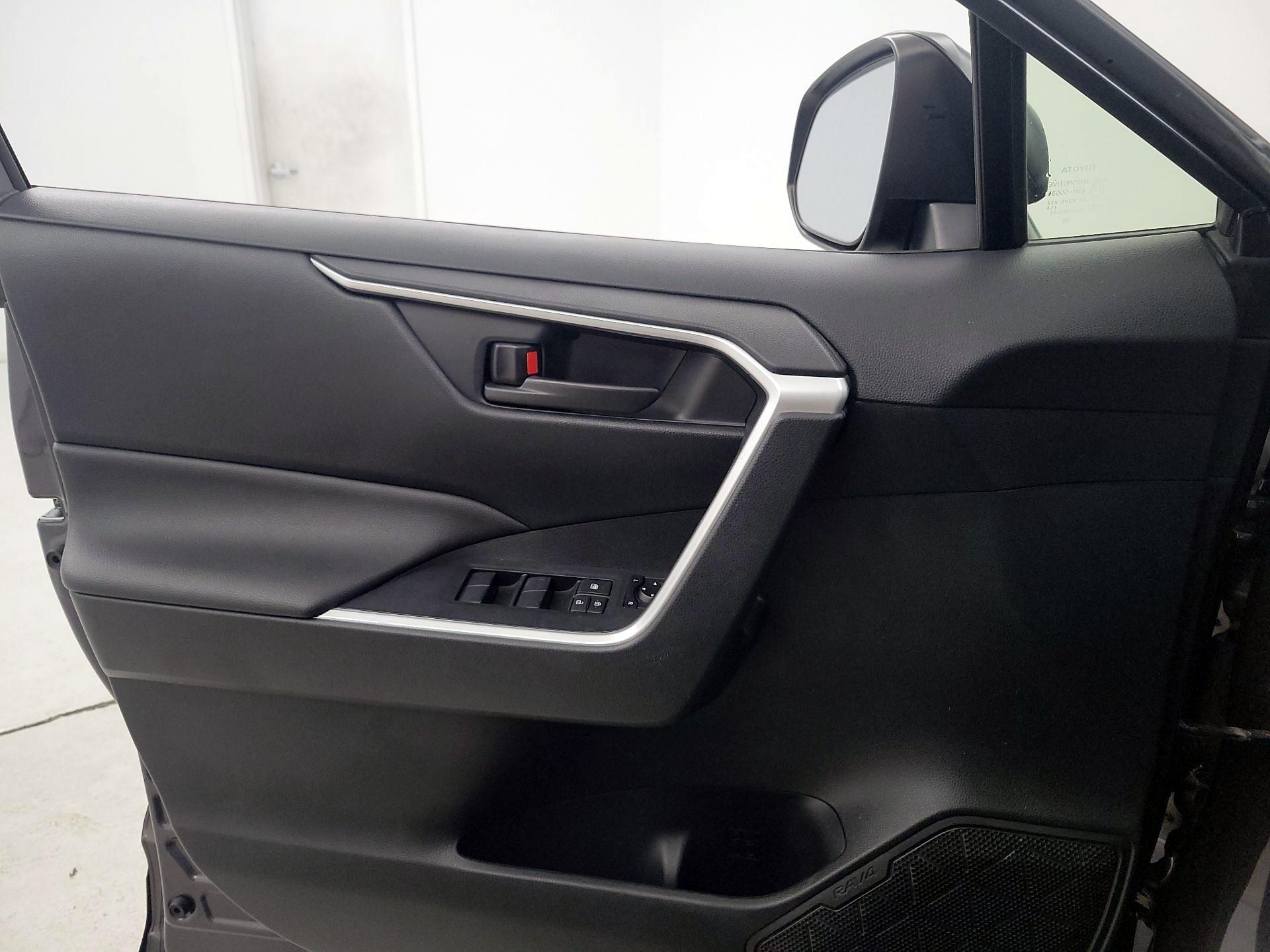 Thumbnail: 2019 Toyota RAV4 - 12