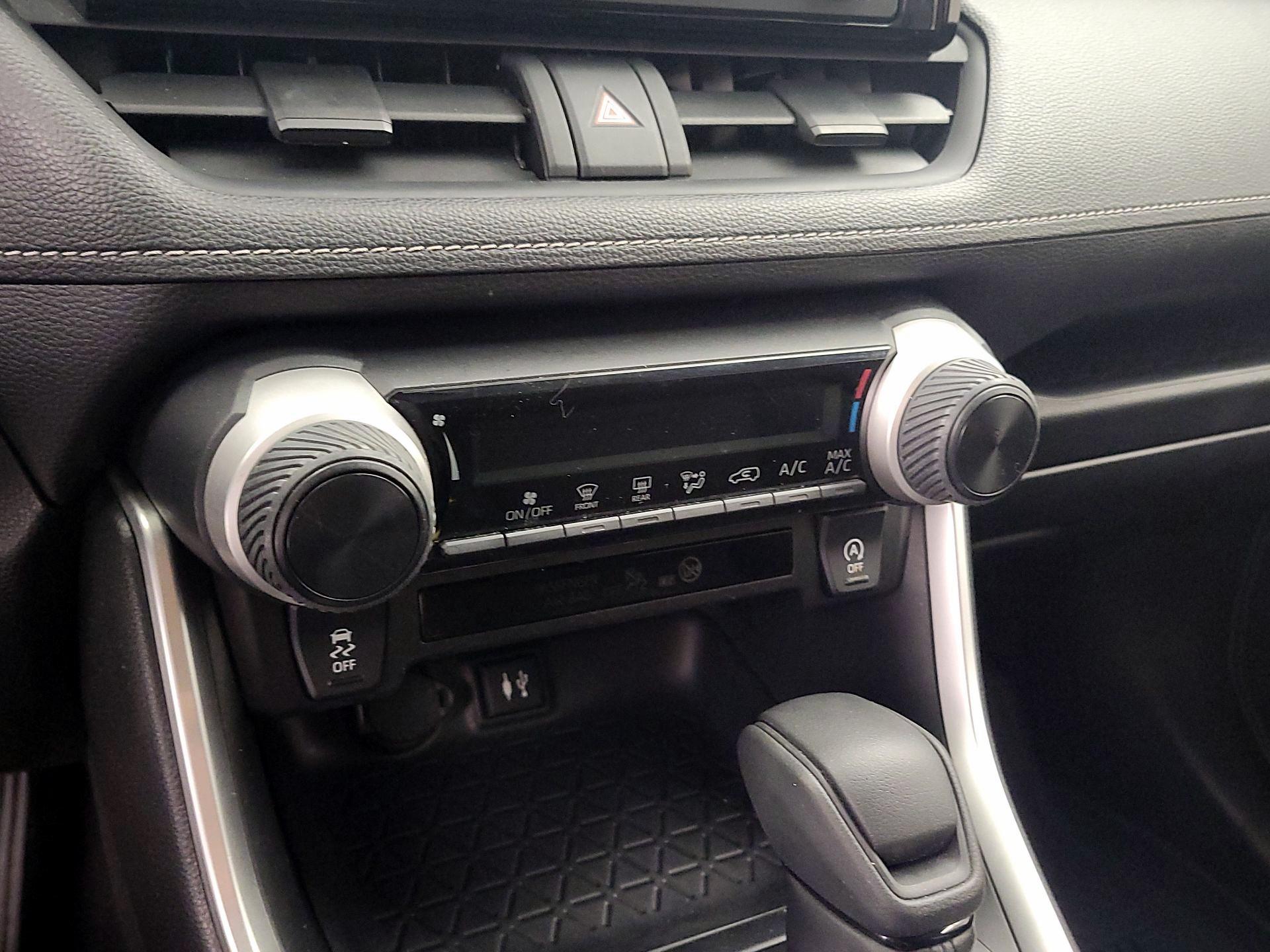 Thumbnail: 2019 Toyota RAV4 - 16