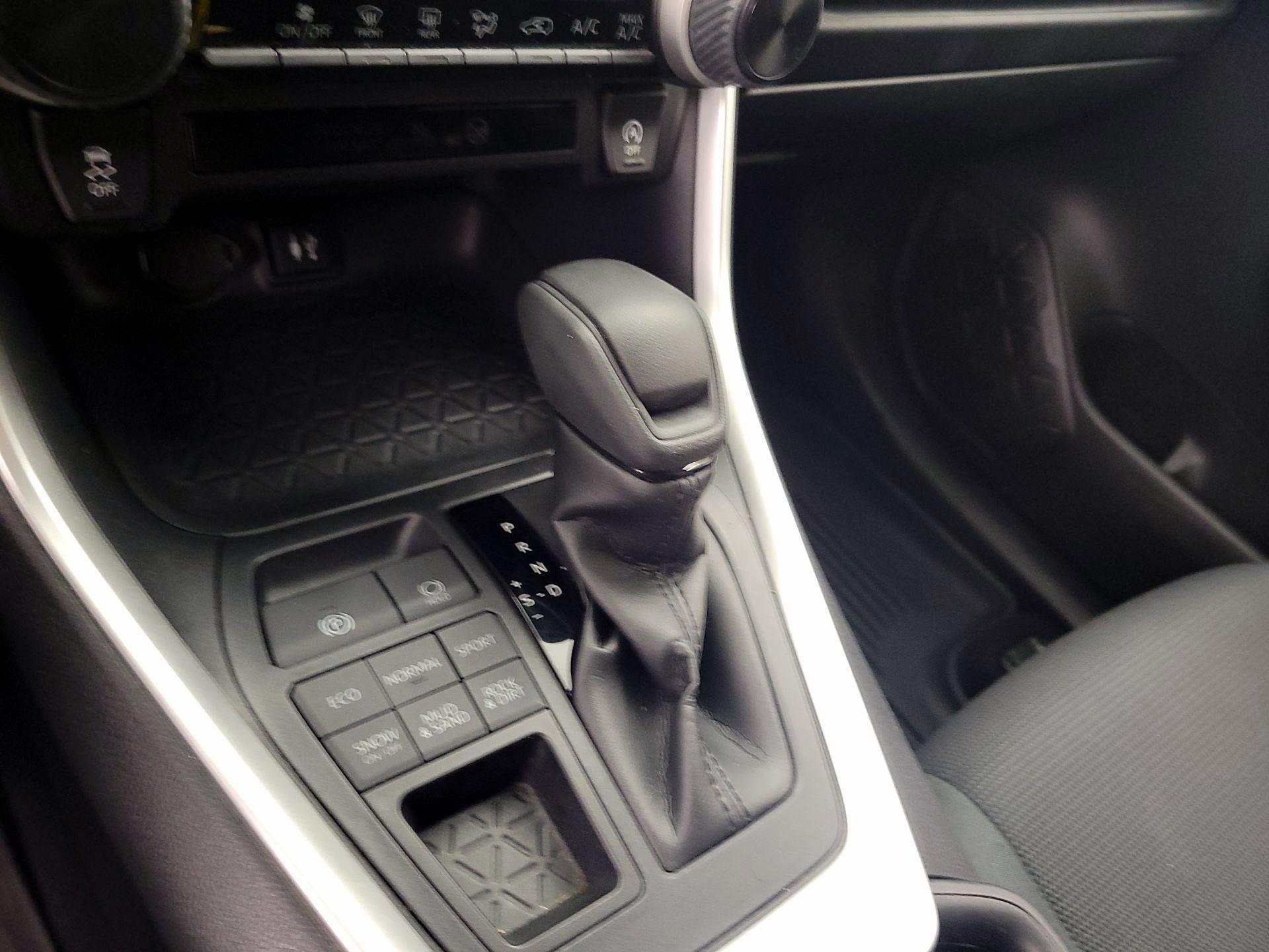 Thumbnail: 2019 Toyota RAV4 - 17