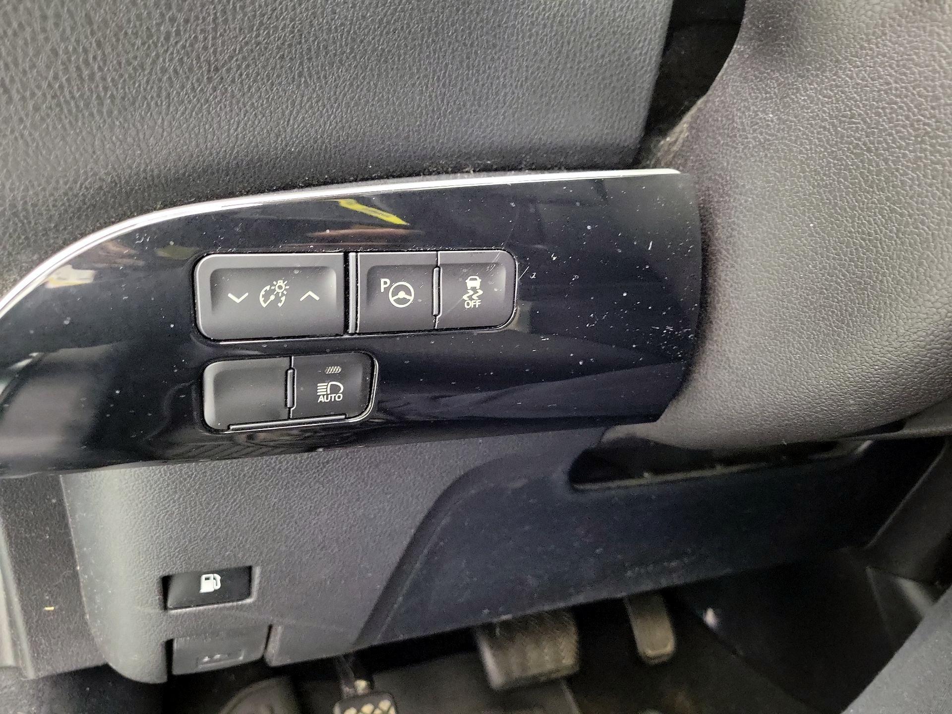 Thumbnail: 2019 Toyota Prius - 13