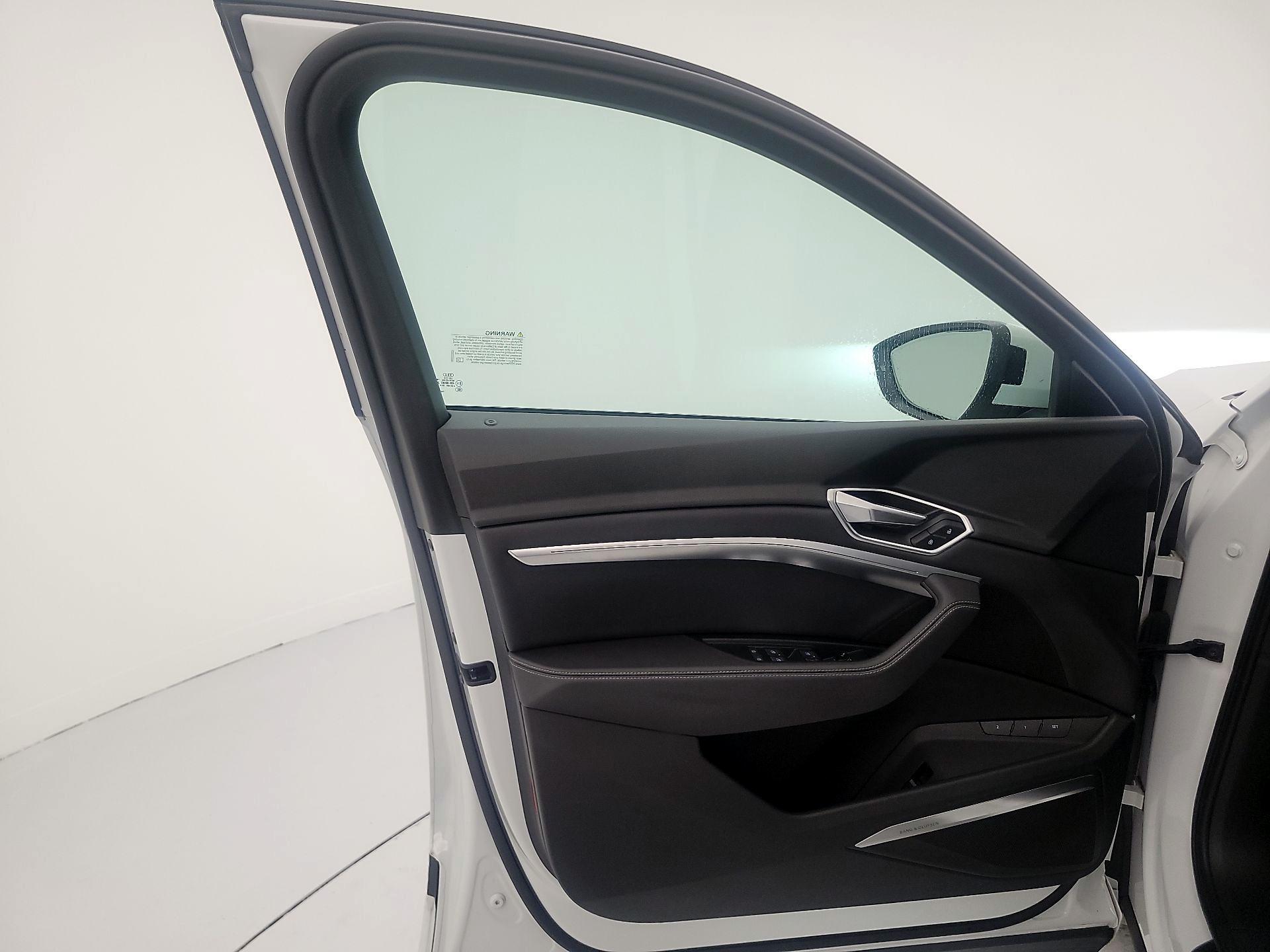 Thumbnail: 2023 Audi e-tron - 12