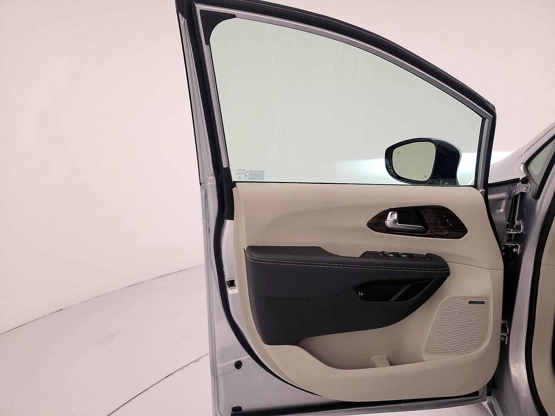 Thumbnail: 2023 Chrysler Pacifica - 12