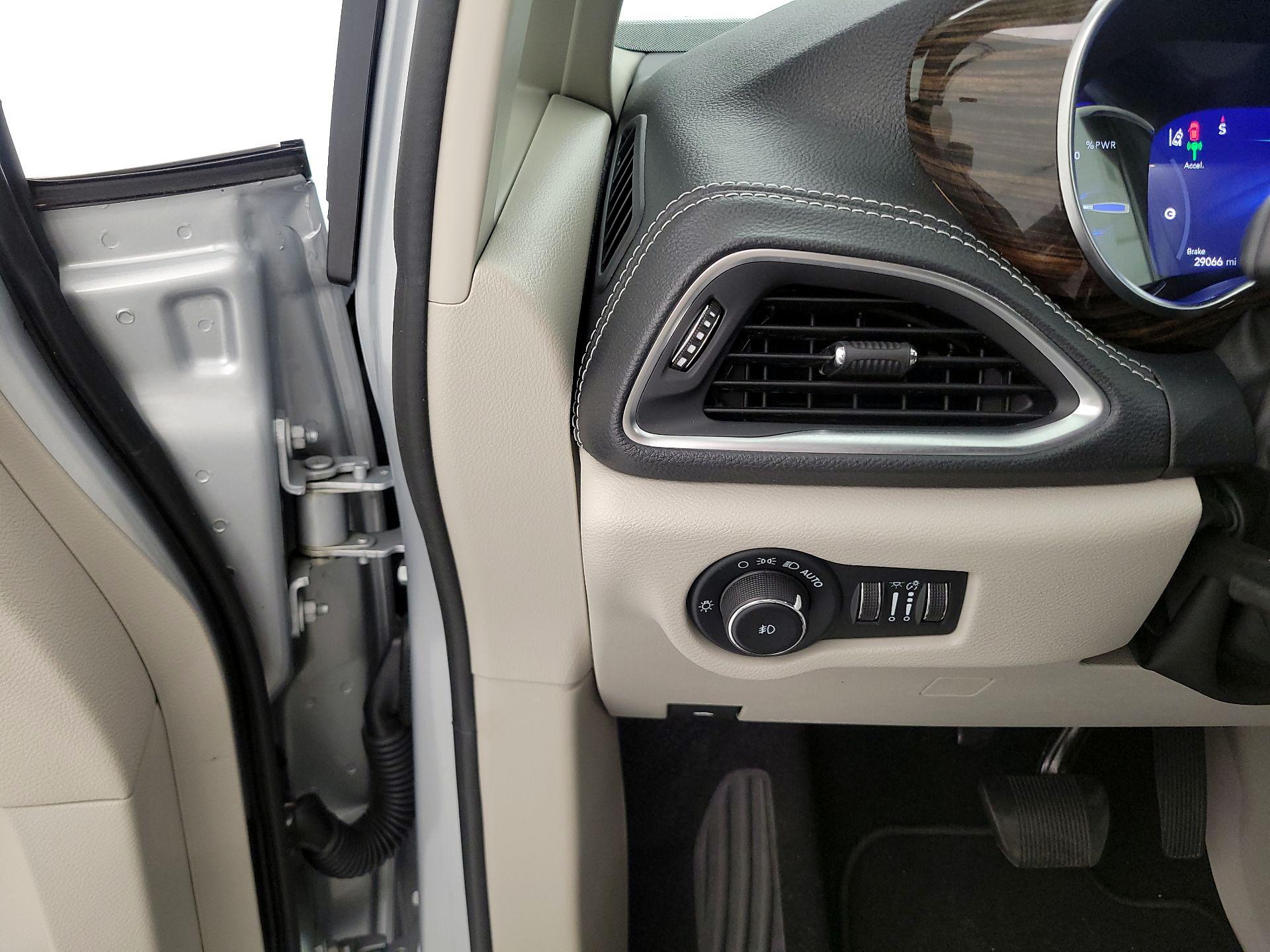 Thumbnail: 2023 Chrysler Pacifica - 13