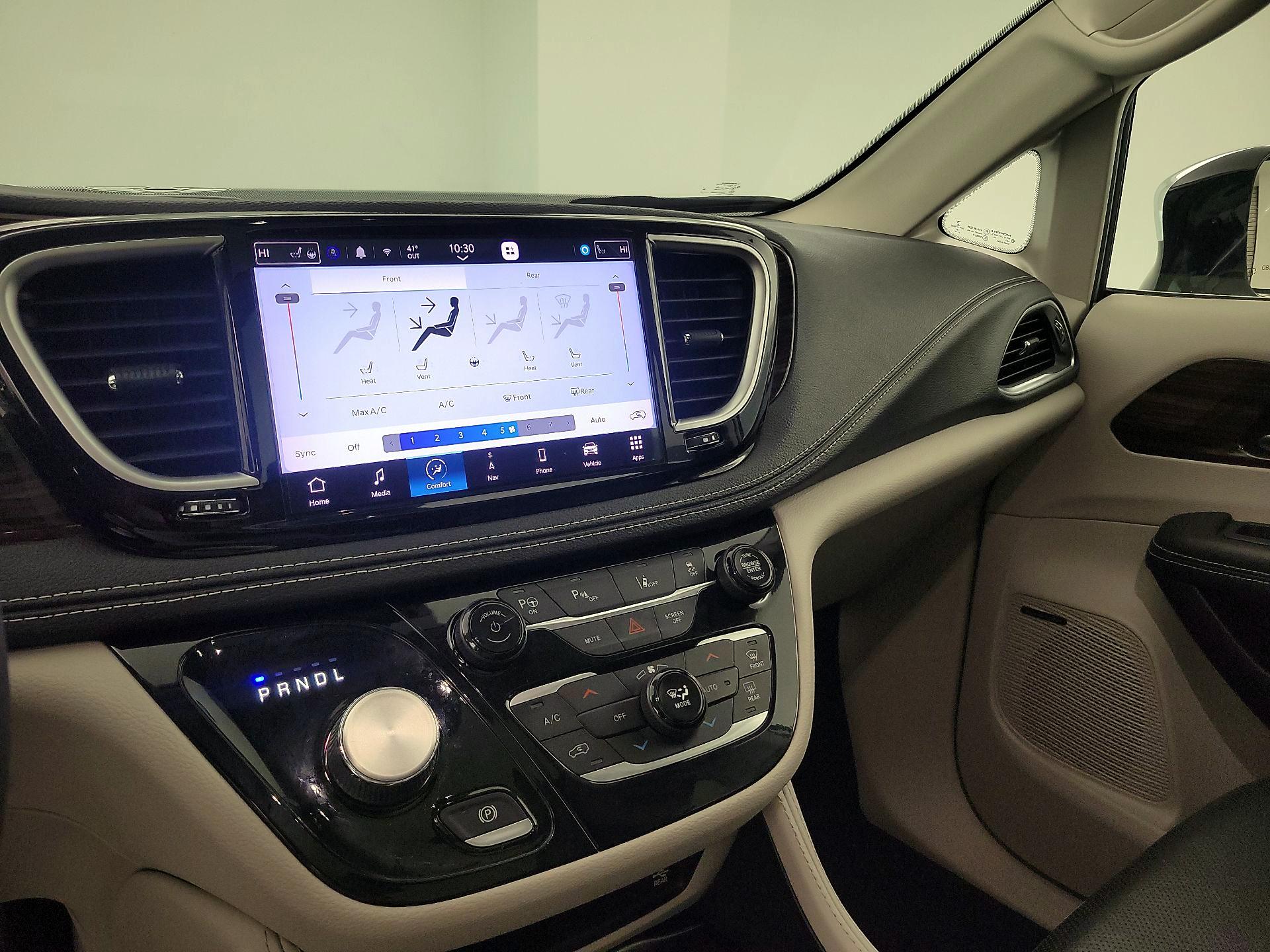 Thumbnail: 2023 Chrysler Pacifica - 17