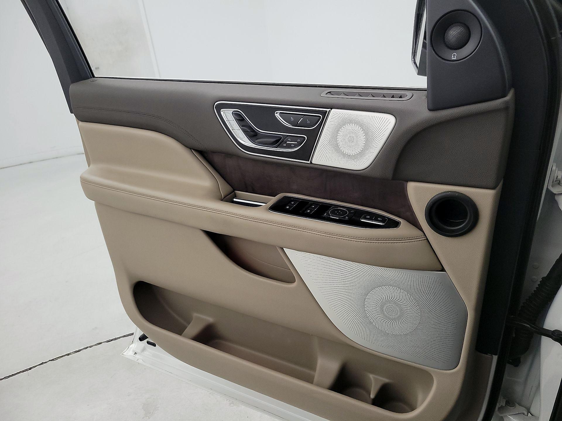 Thumbnail: 2022 Lincoln Navigator - 12