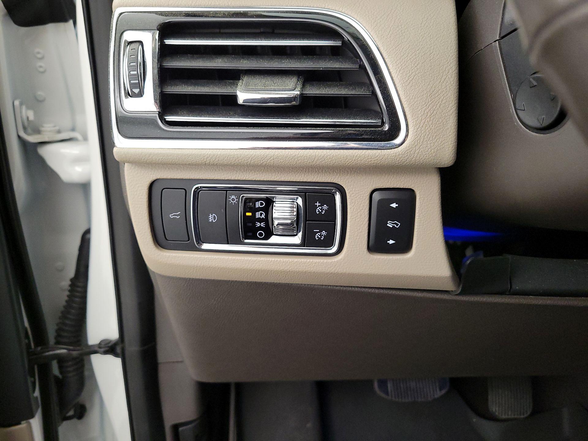 Thumbnail: 2022 Lincoln Navigator - 13