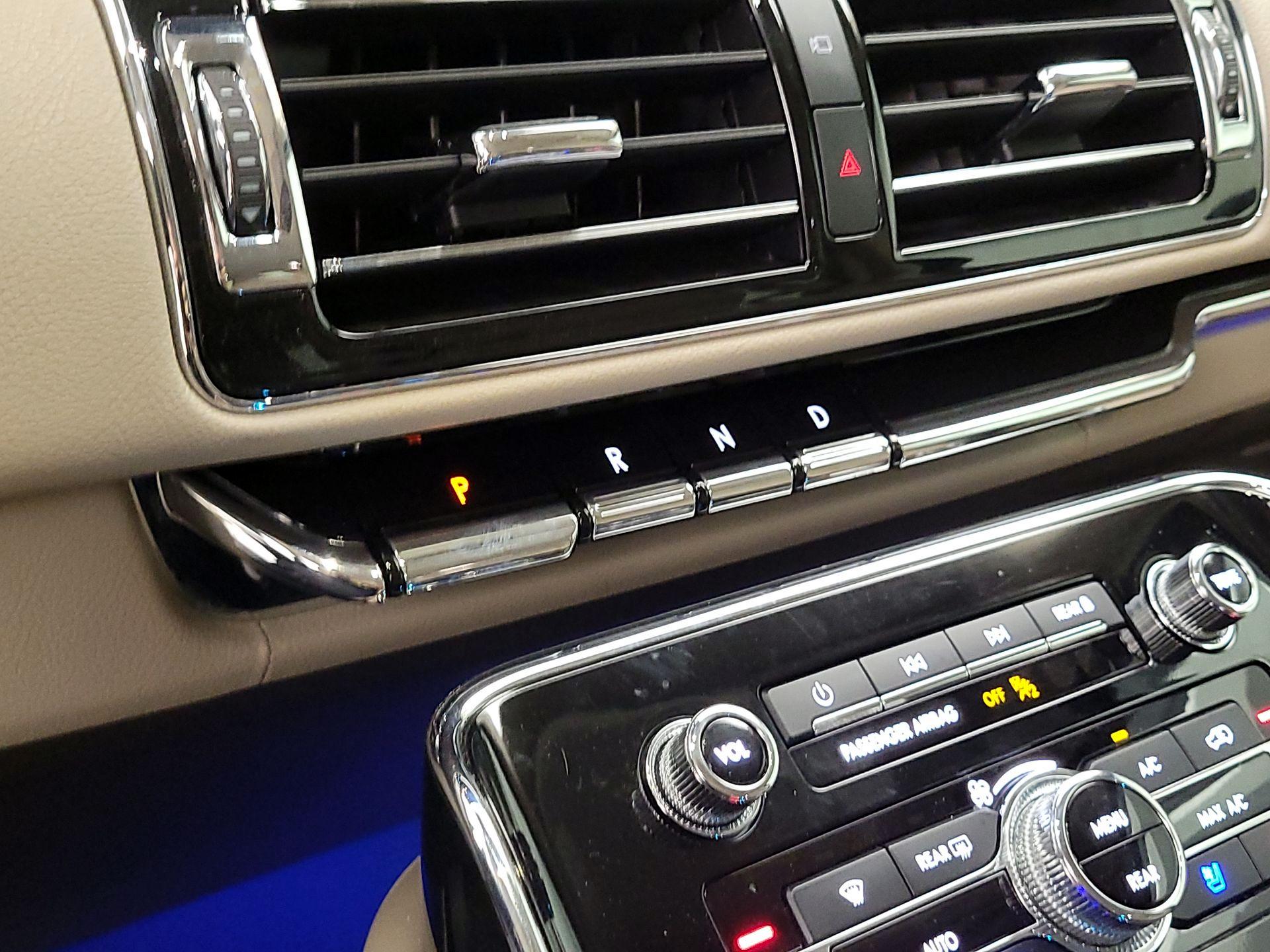 Thumbnail: 2022 Lincoln Navigator - 17