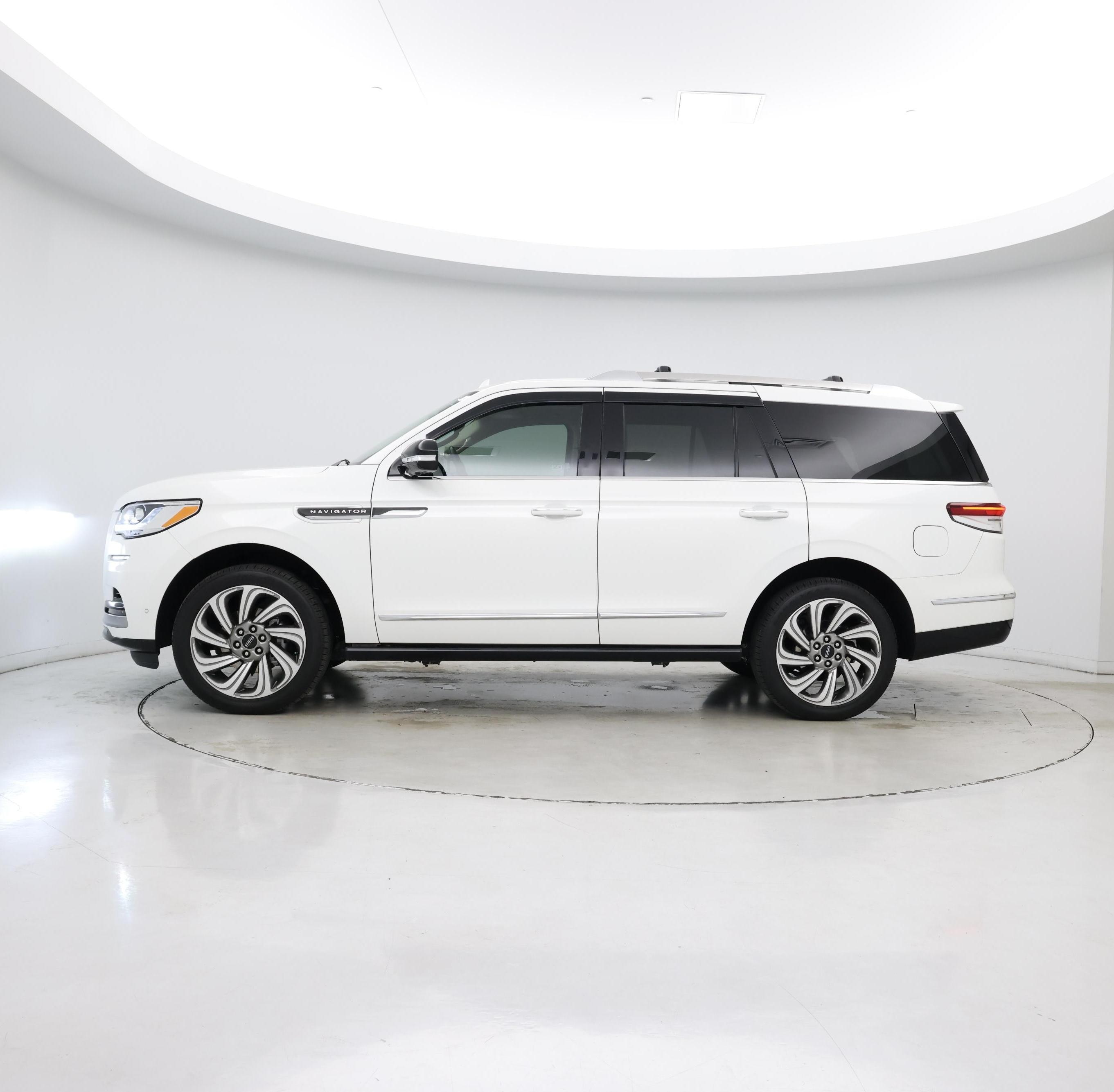 Thumbnail: 2022 Lincoln Navigator - 3