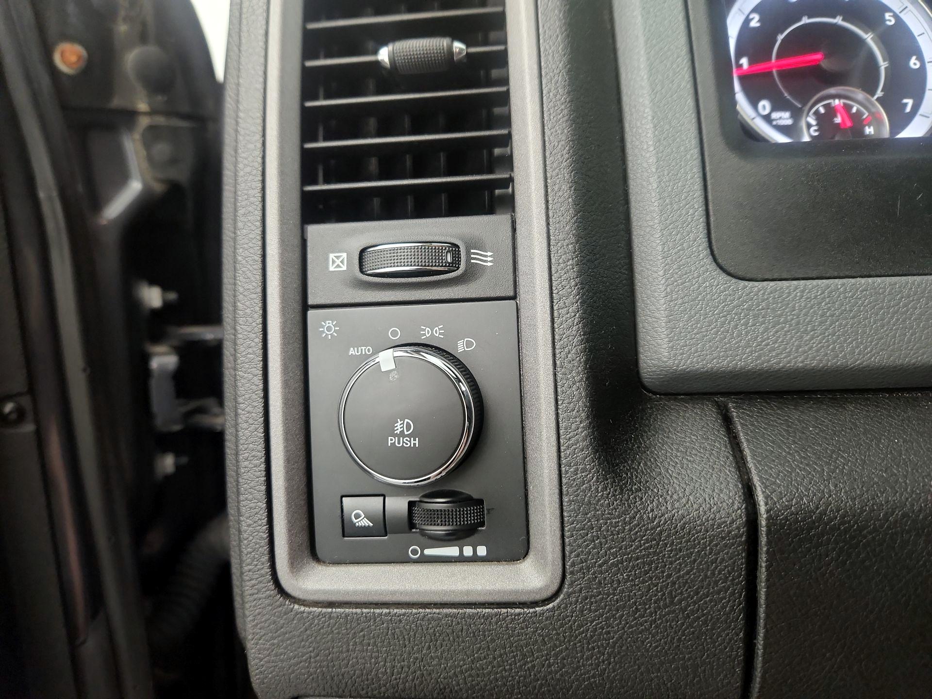 Thumbnail: 2019 RAM 1500 Classic - 13