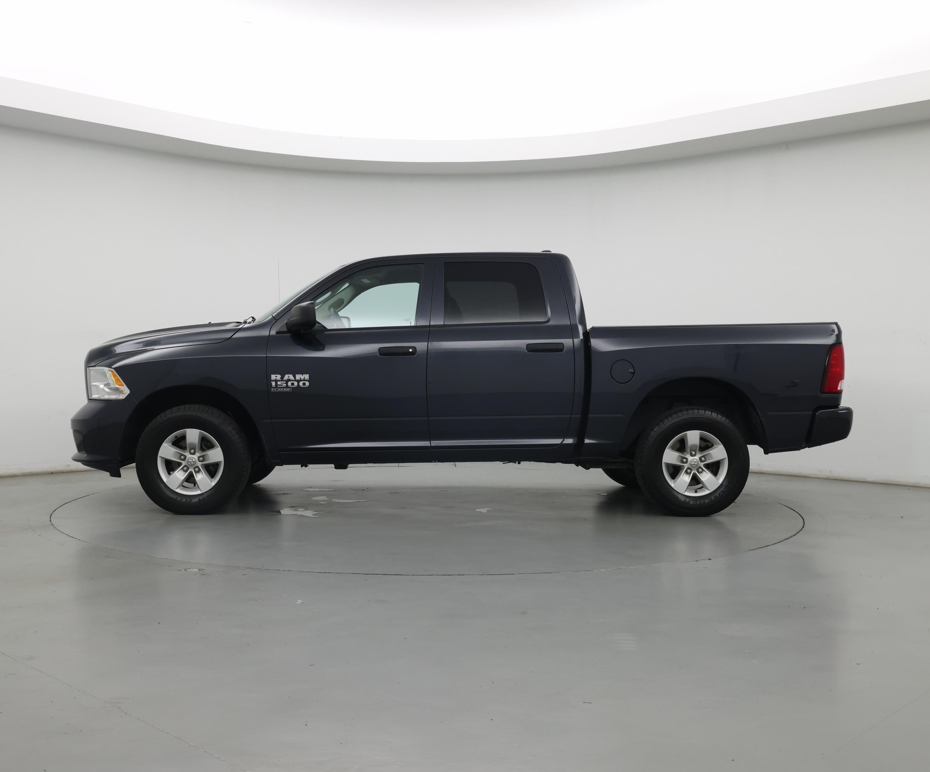 Thumbnail: 2019 RAM 1500 Classic - 3