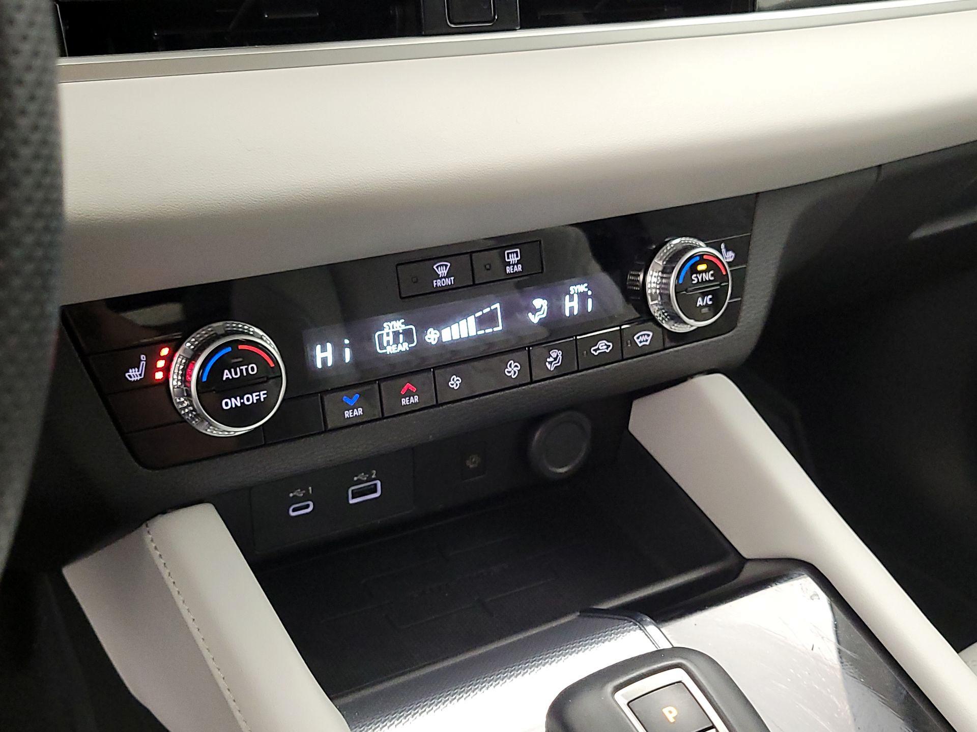 Thumbnail: 2024 Mitsubishi Outlander - 16