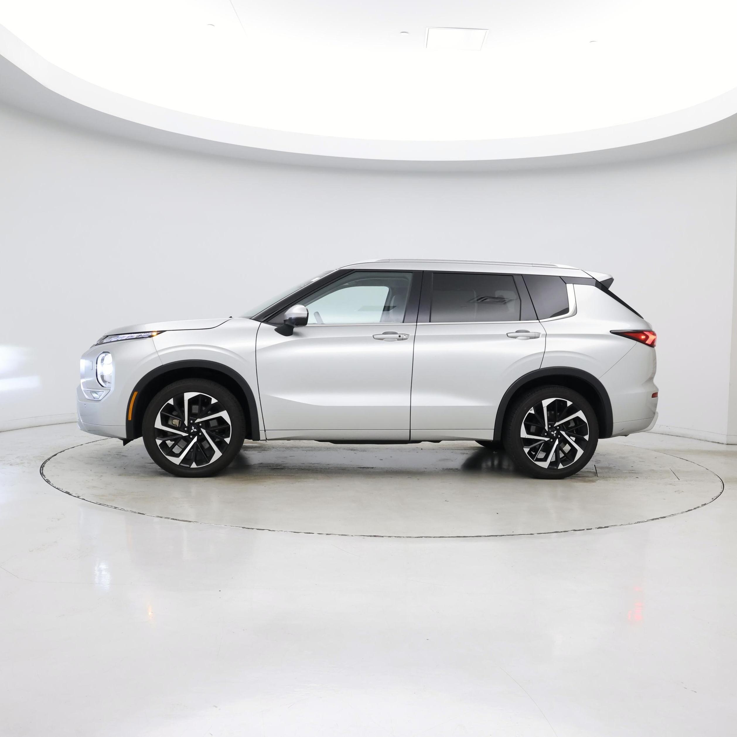 Thumbnail: 2024 Mitsubishi Outlander - 3