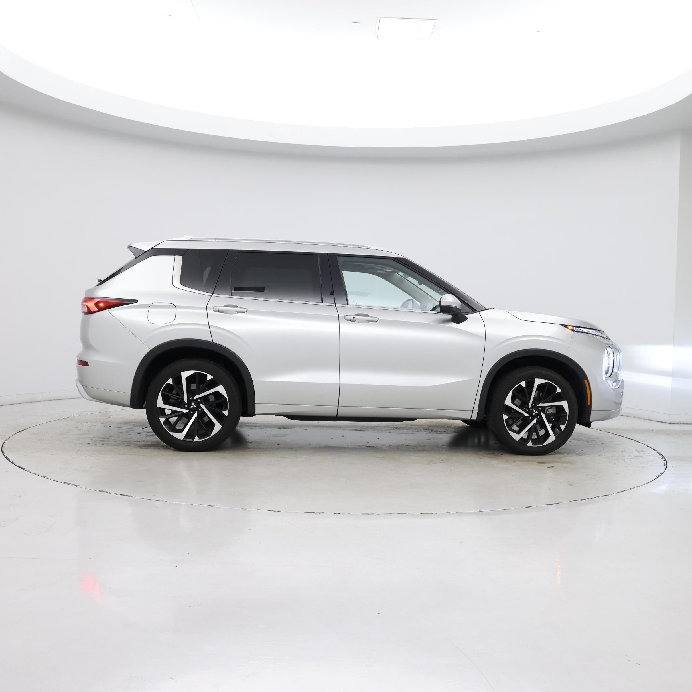 Thumbnail: 2024 Mitsubishi Outlander - 7
