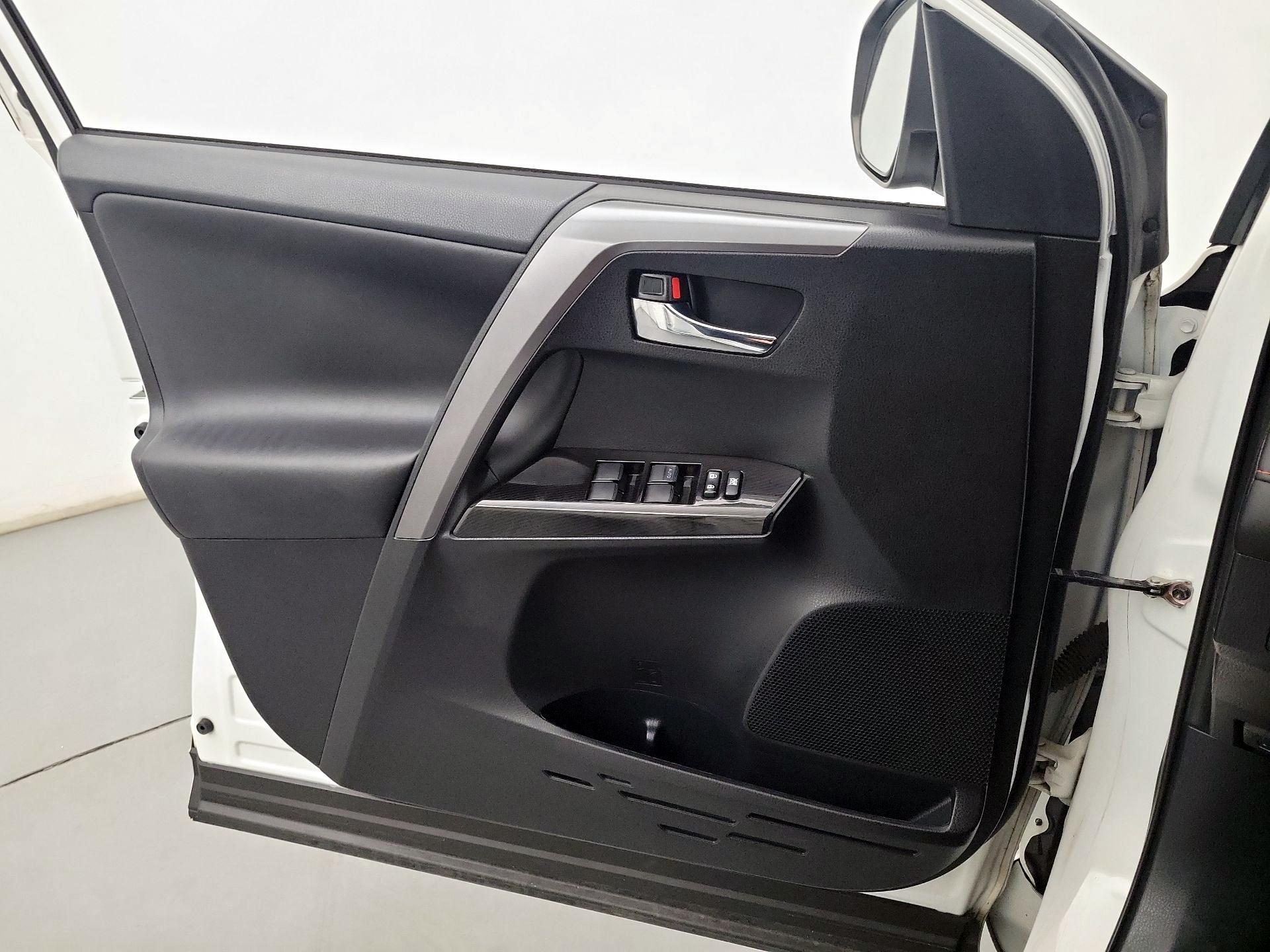 Thumbnail: 2016 Toyota RAV4 - 12