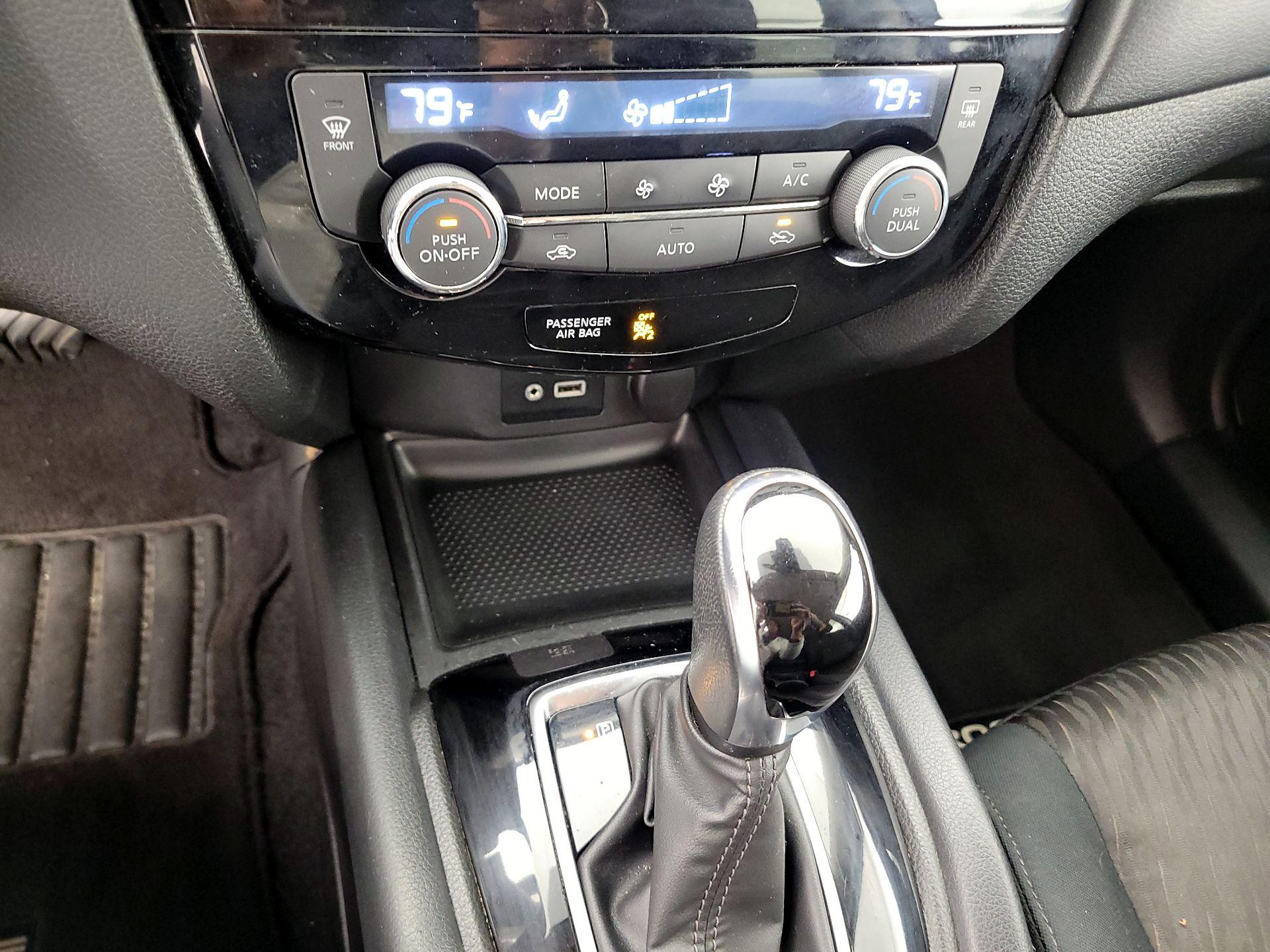 Thumbnail: 2019 Nissan Rogue - 16